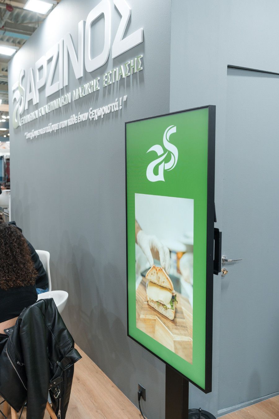 Uma tela de tv com a imagem de um hambúrguer