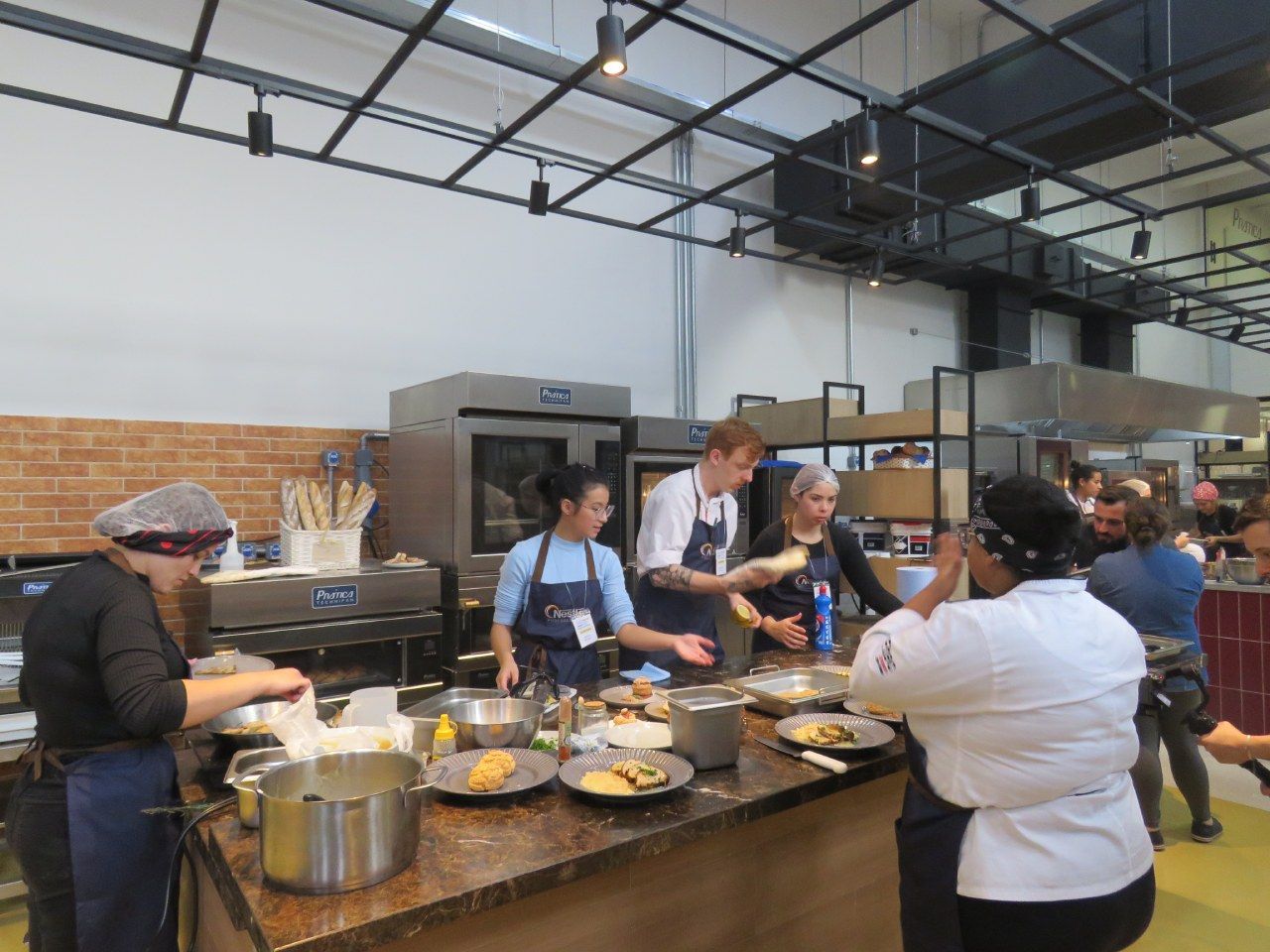 Um grupo de pessoas está preparando comida em uma cozinha.