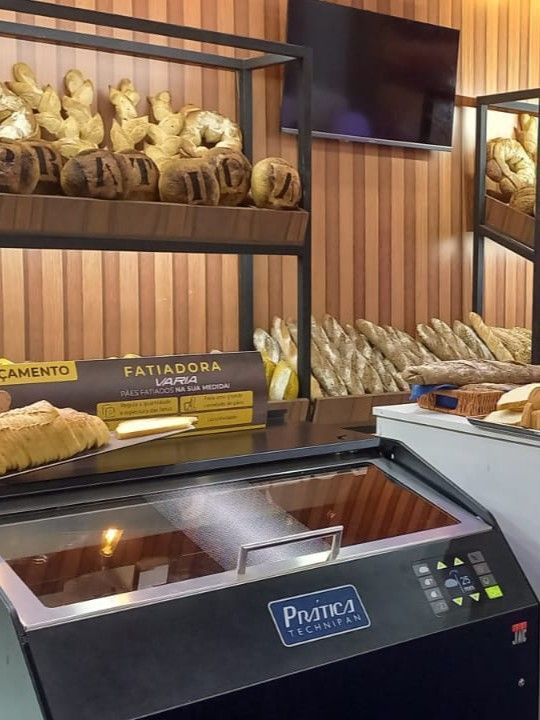 Uma padaria com exposição de pães nas prateleiras