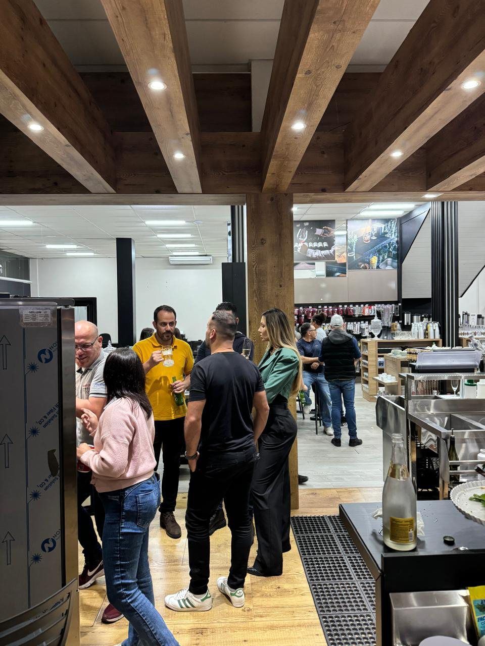 Um grupo de pessoas está em uma sala conversando entre si.