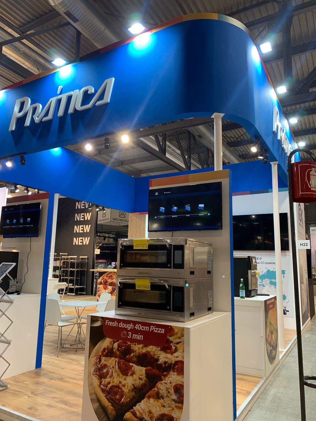 Uma exposição de fornos de pizza e uma placa que diz pratica