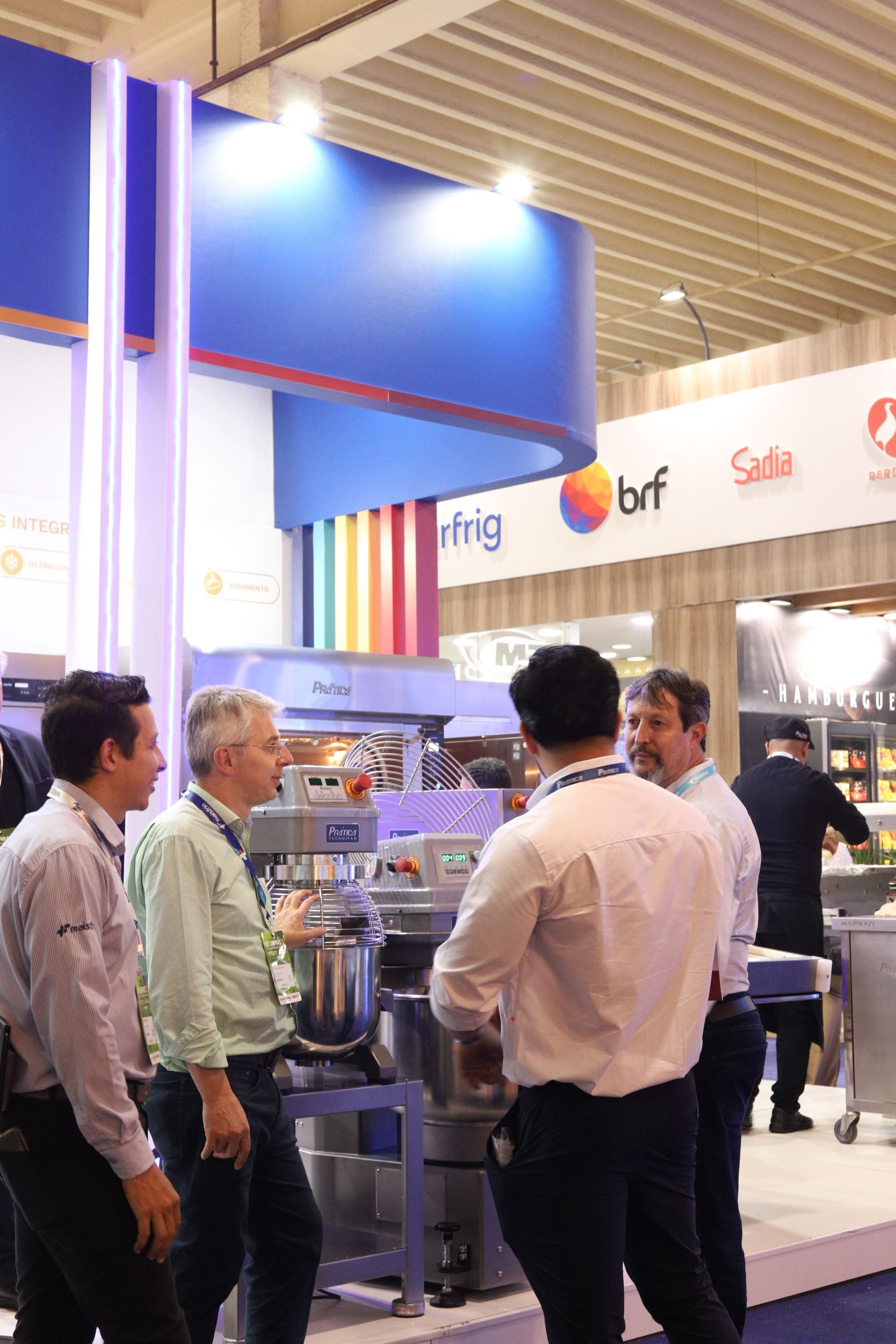 Um grupo de homens está em uma sala conversando entre si.