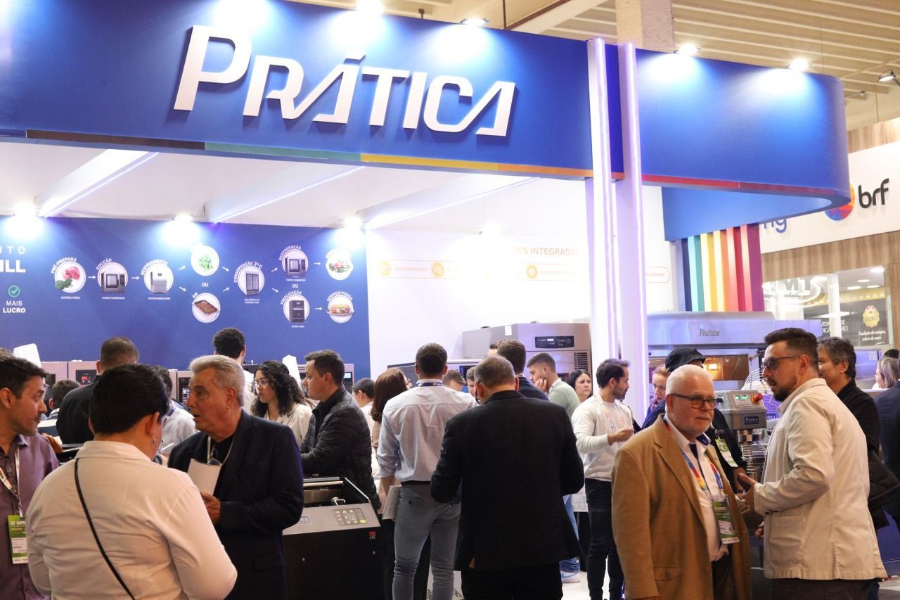 Um grupo de pessoas está em frente a um estande de prática.