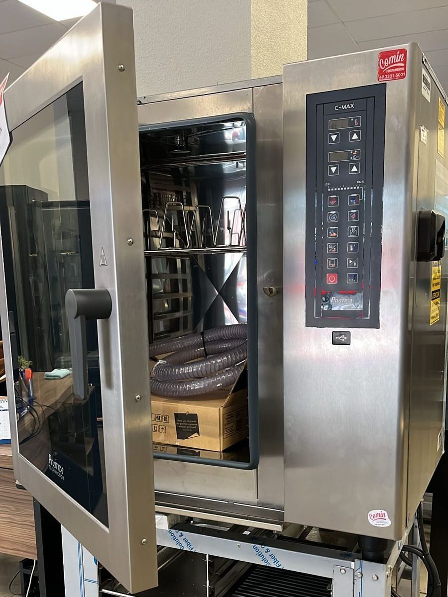 Um forno de aço inoxidável com a porta aberta e uma caixa dentro.