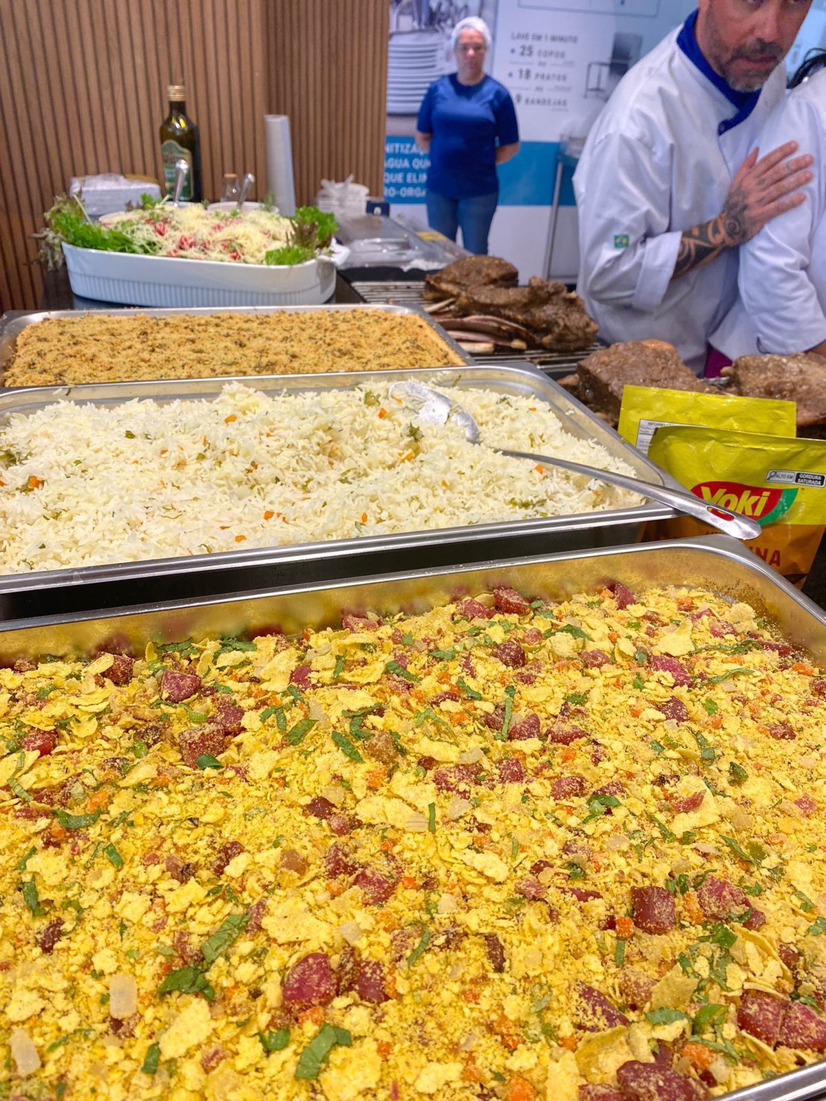 Uma grande bandeja de comida está sobre uma mesa.