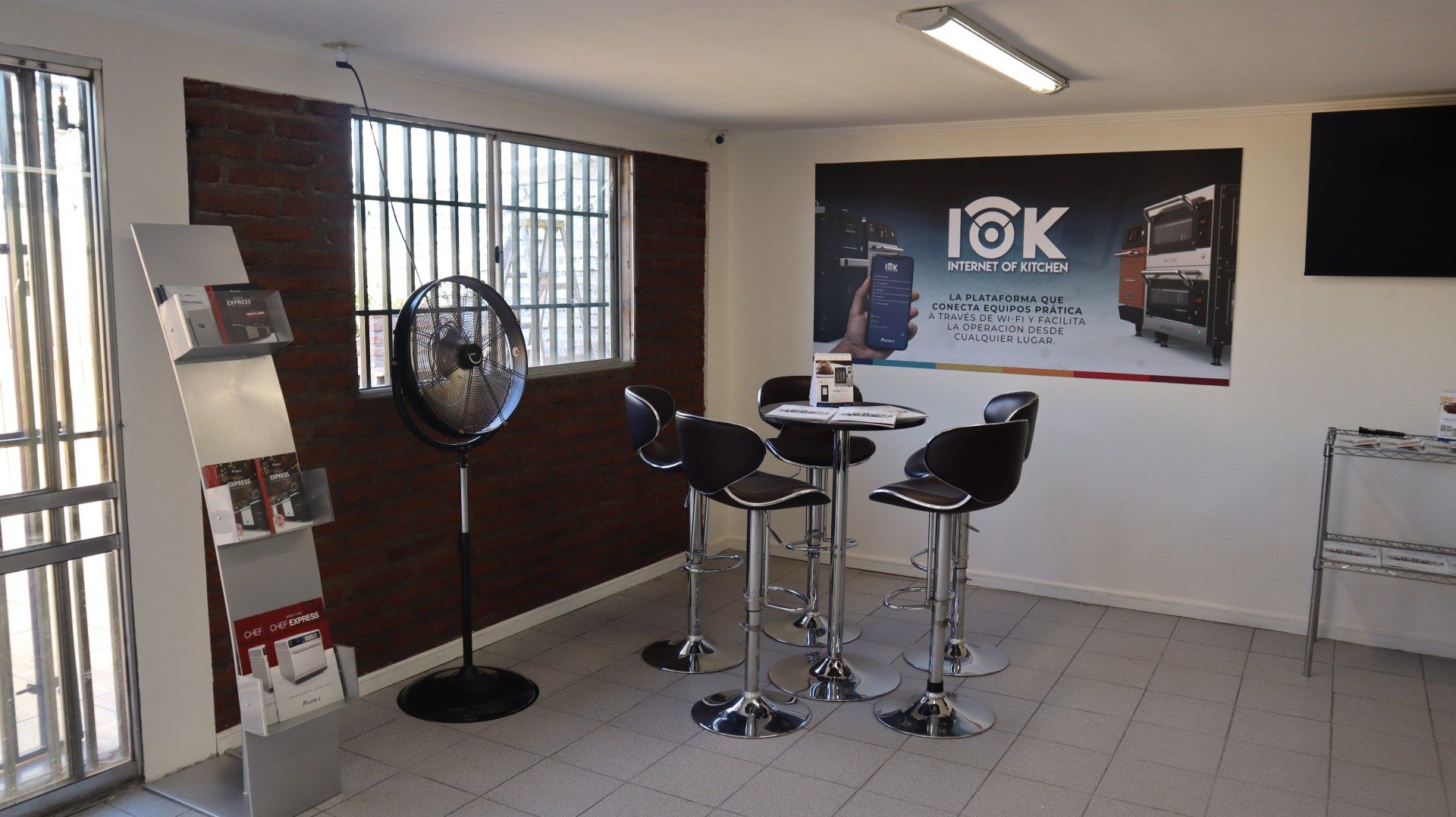 Uma sala com uma placa que diz 