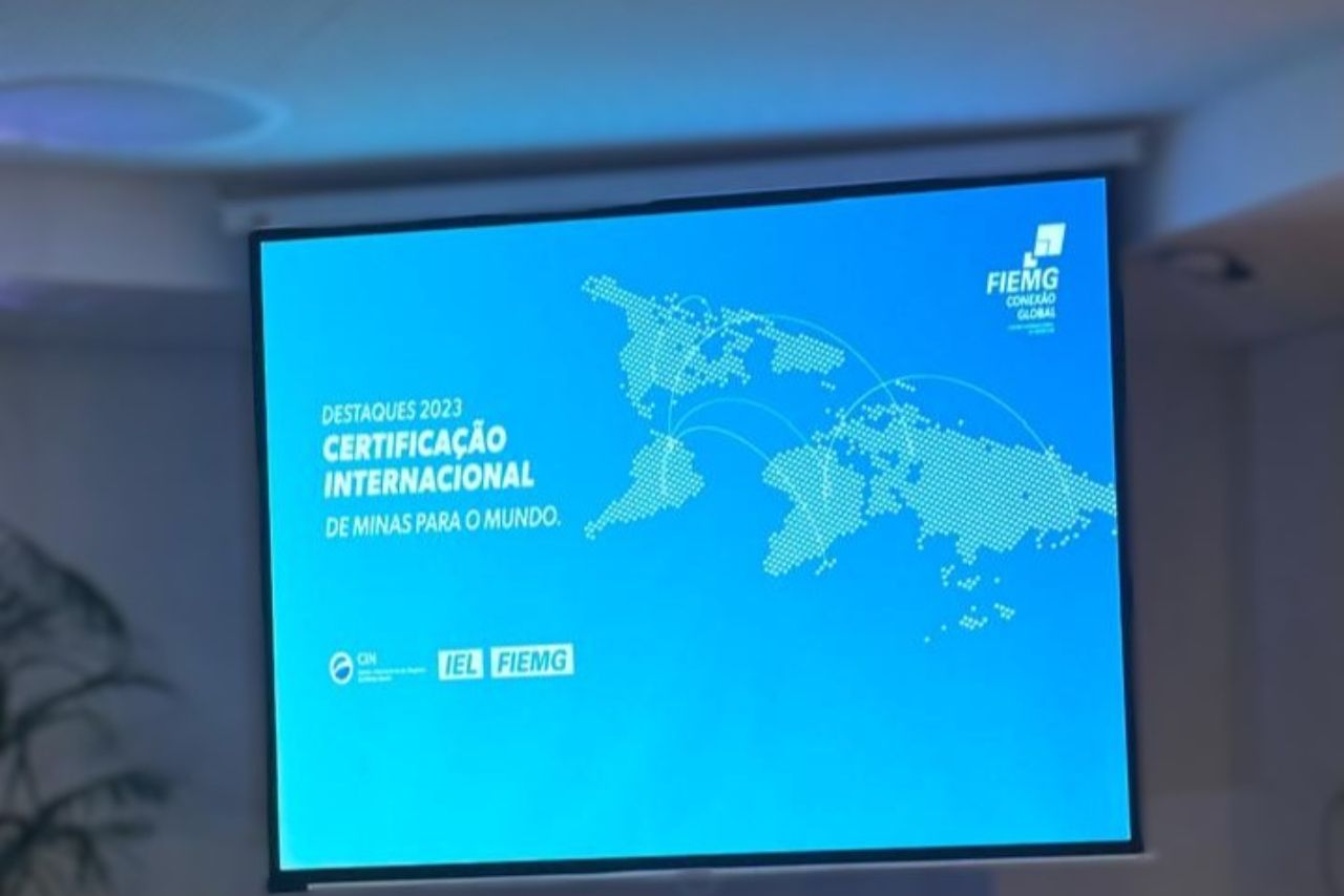 Uma tela grande com um mapa do mundo nela