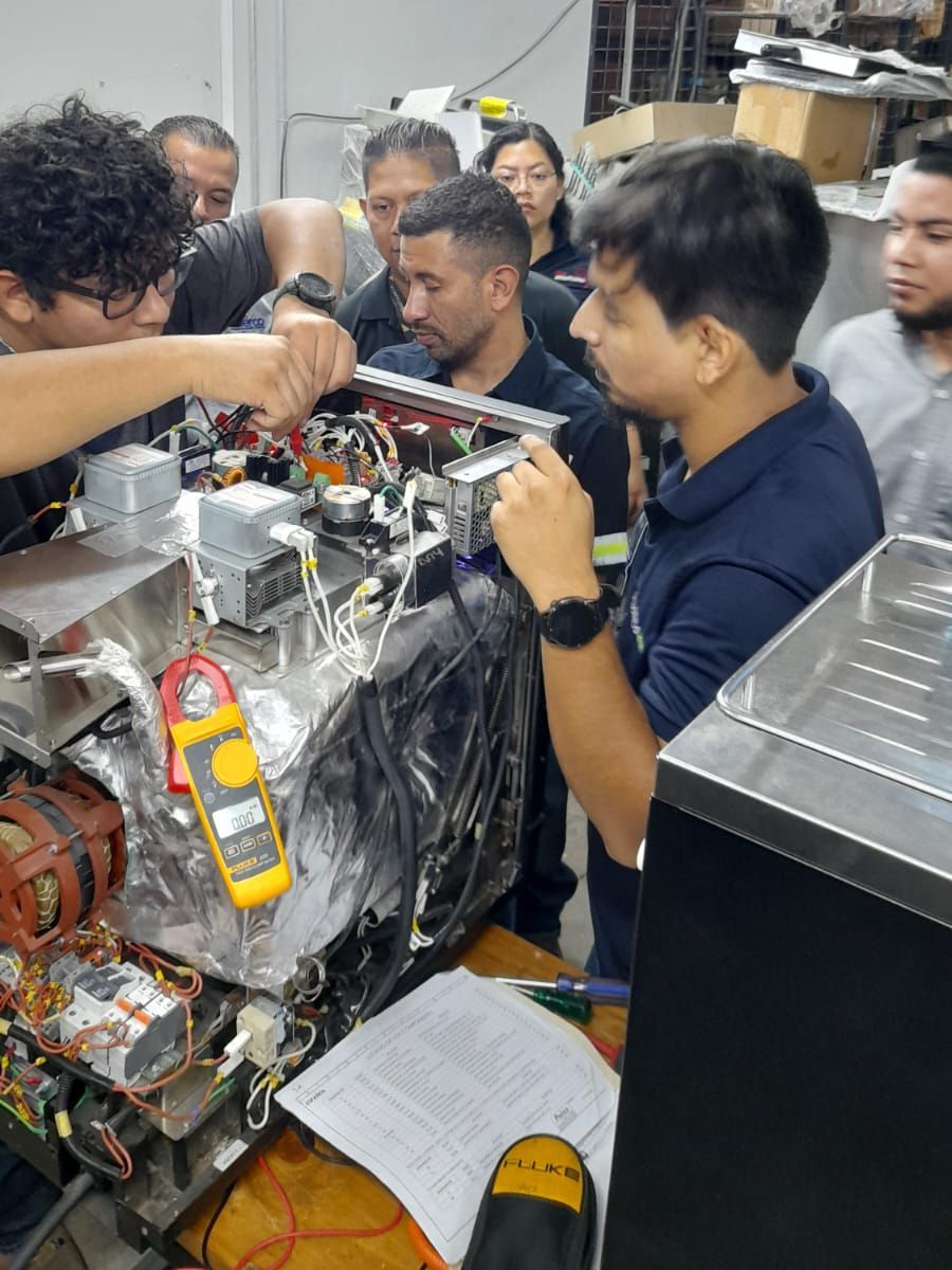 Um grupo de homens está trabalhando em uma máquina em uma fábrica.