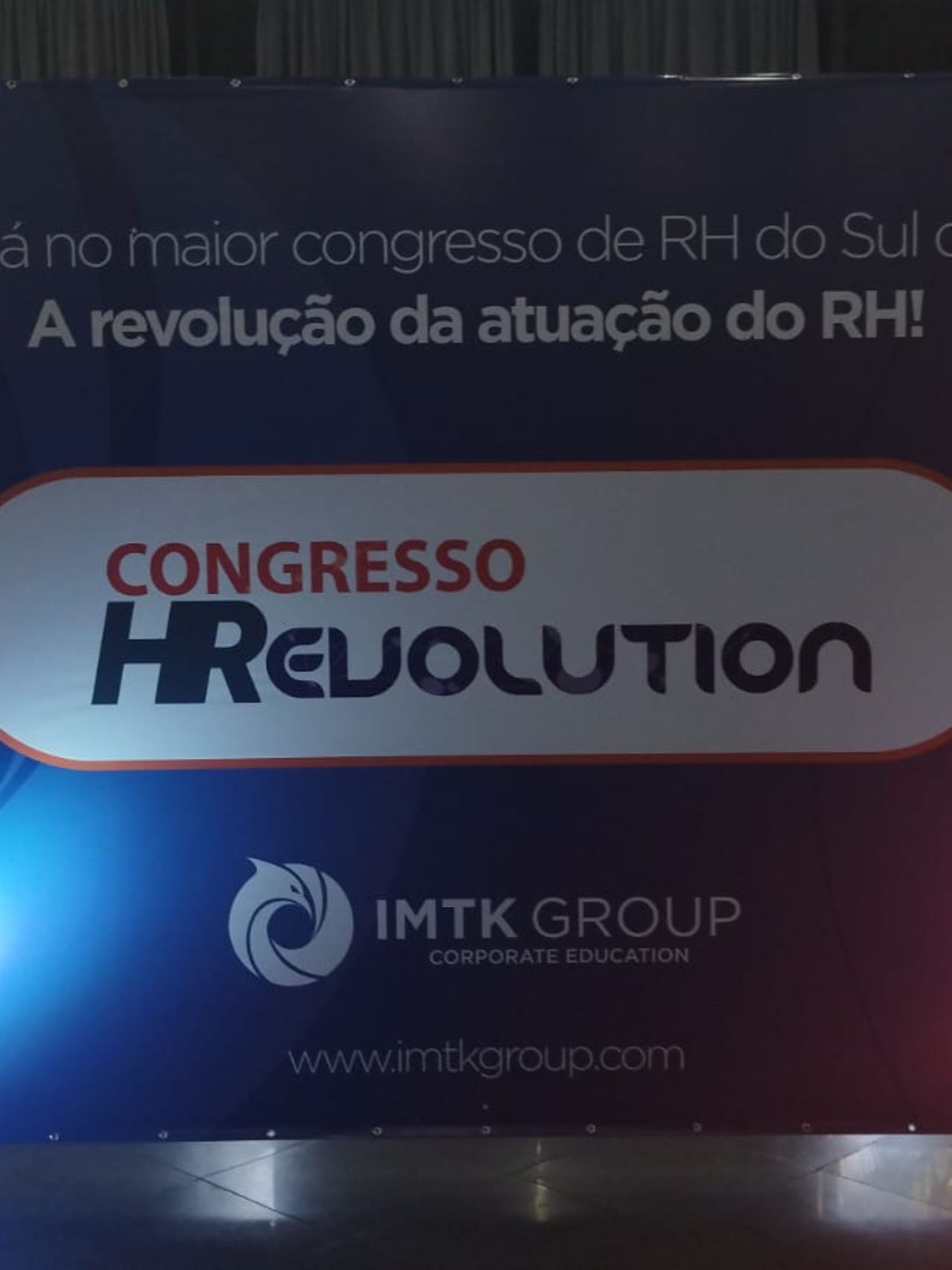 Uma placa que diz congresso hr evolution nela