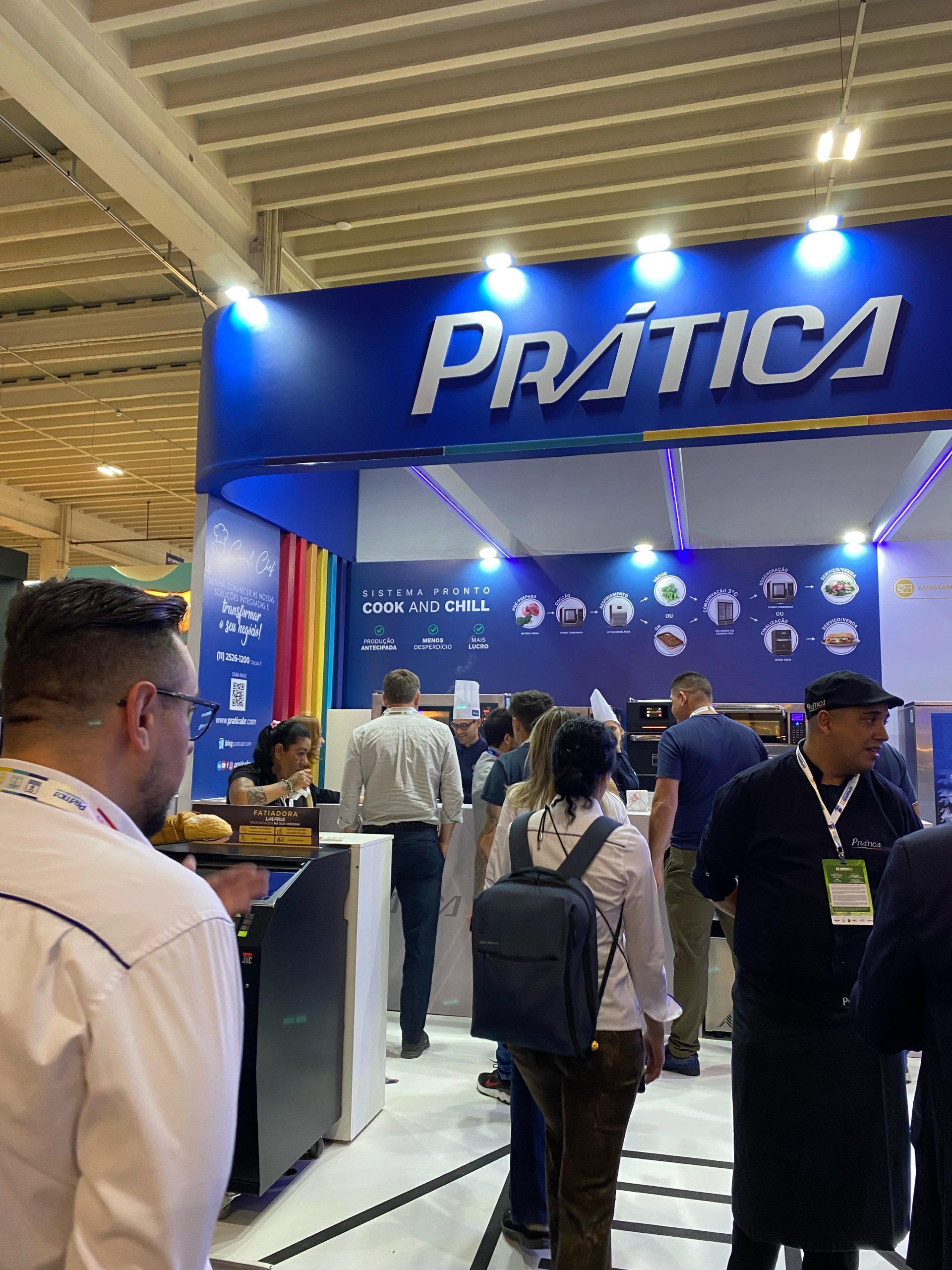 Um grupo de pessoas em pé sob uma placa que diz pratica