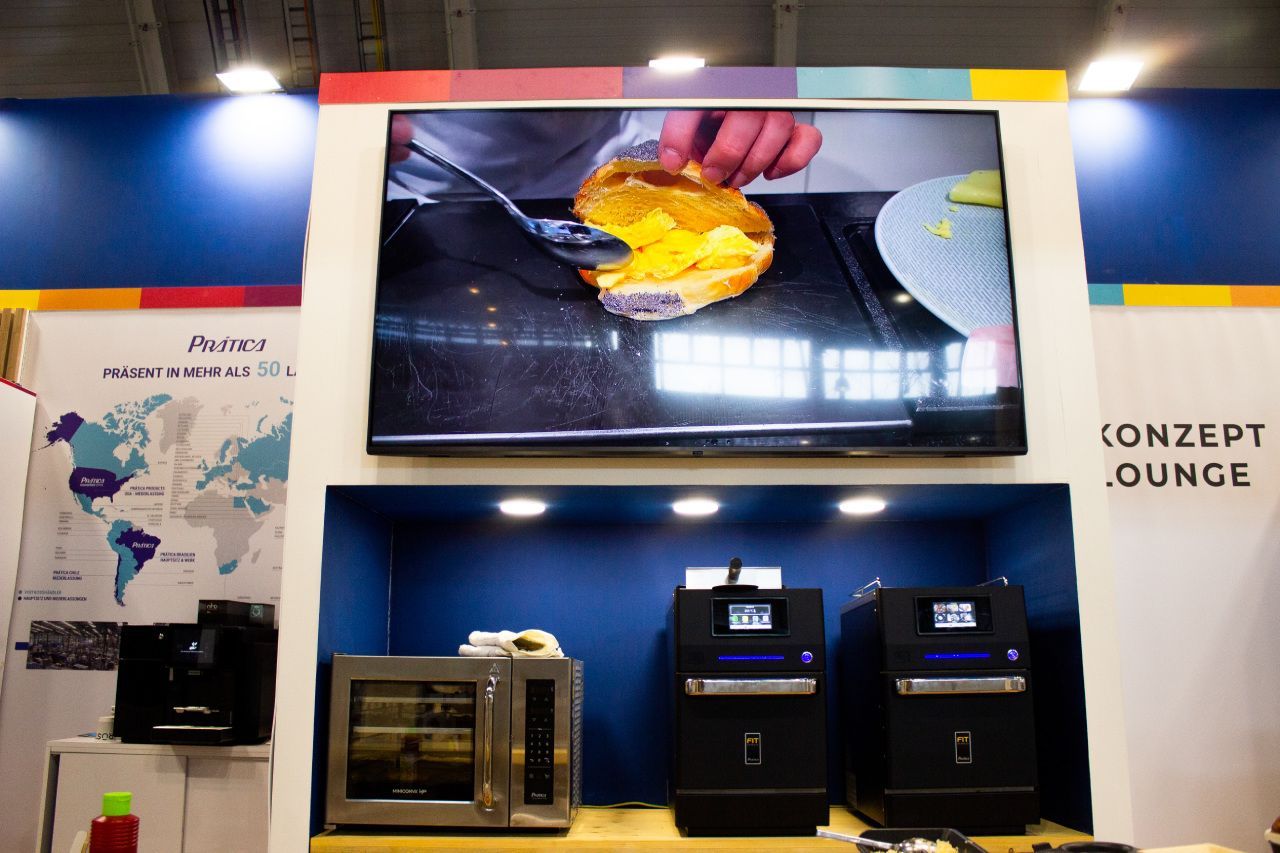 Uma grande TV de tela plana está pendurada na parede.