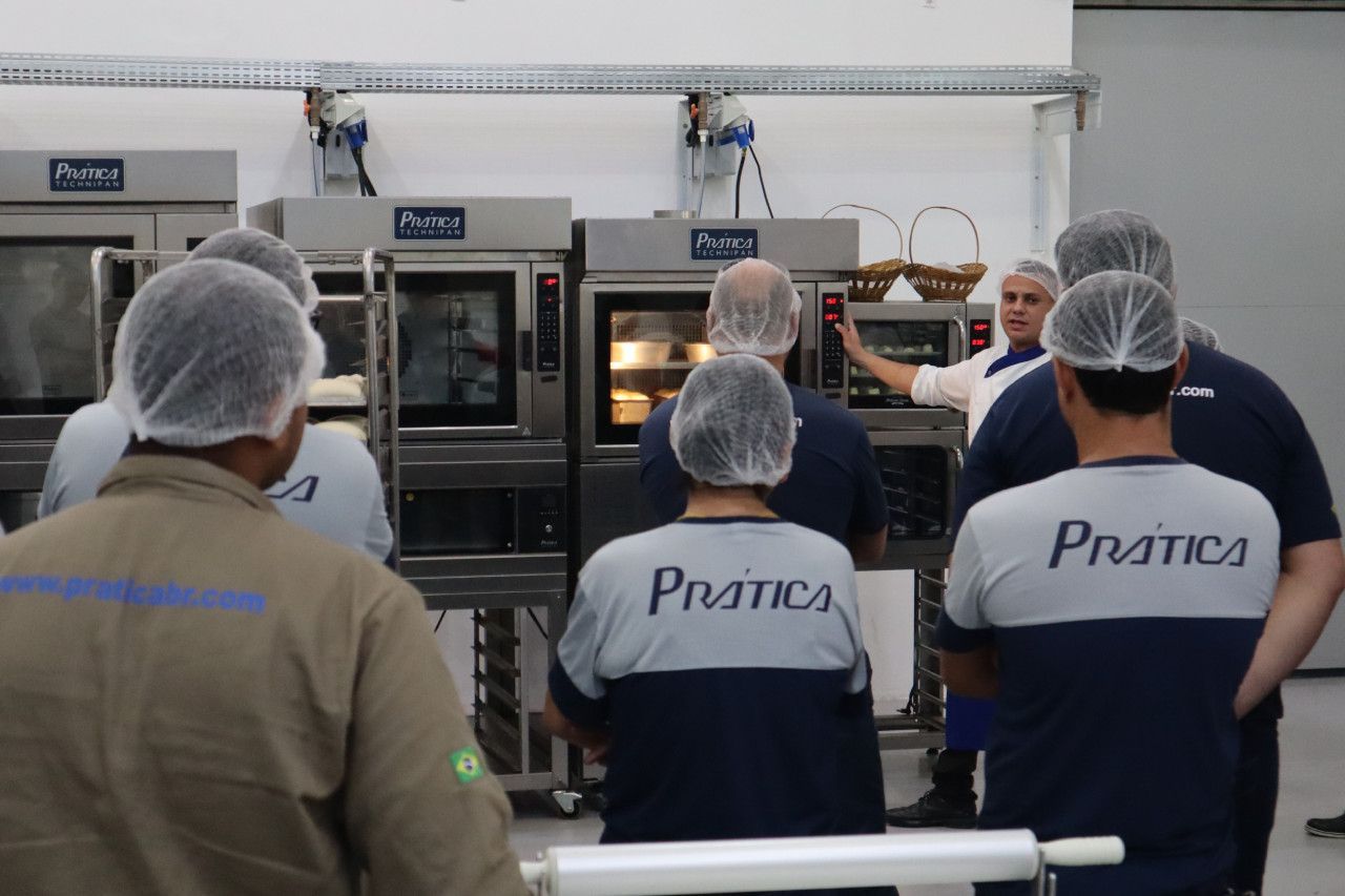 Um grupo de pessoas vestindo camisetas que dizem pratica