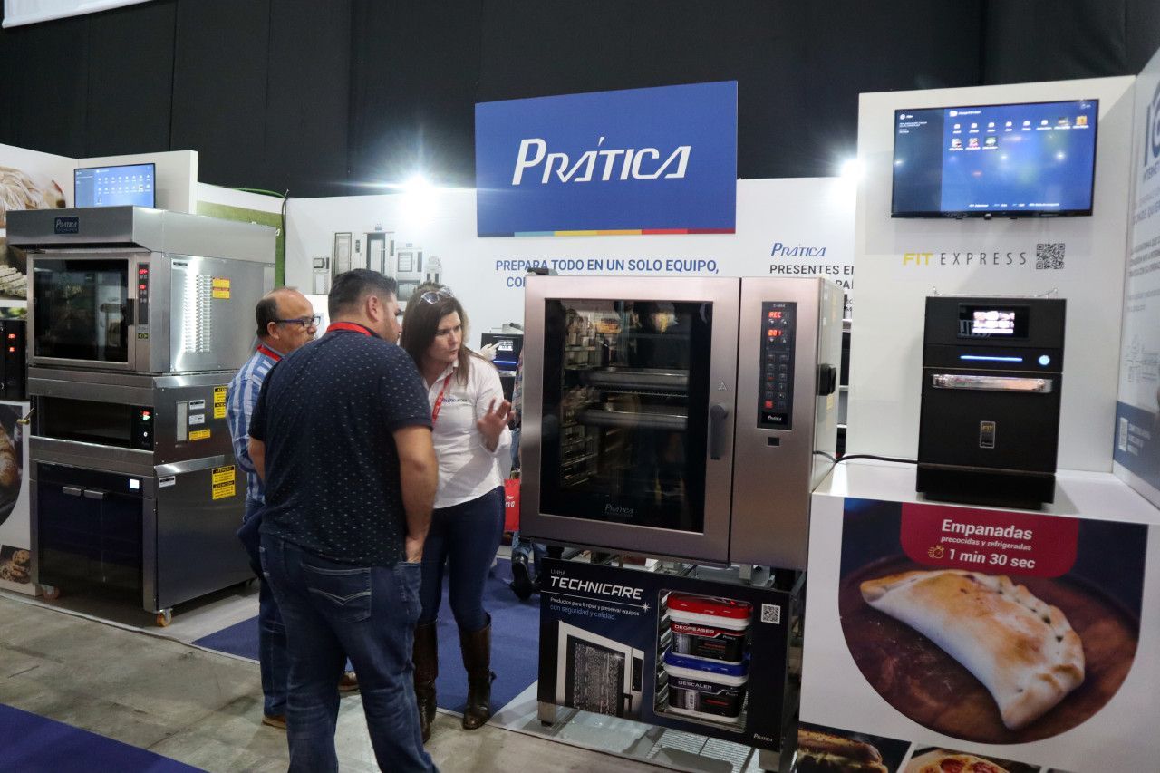 Um grupo de pessoas está em frente a uma placa que diz pratica.