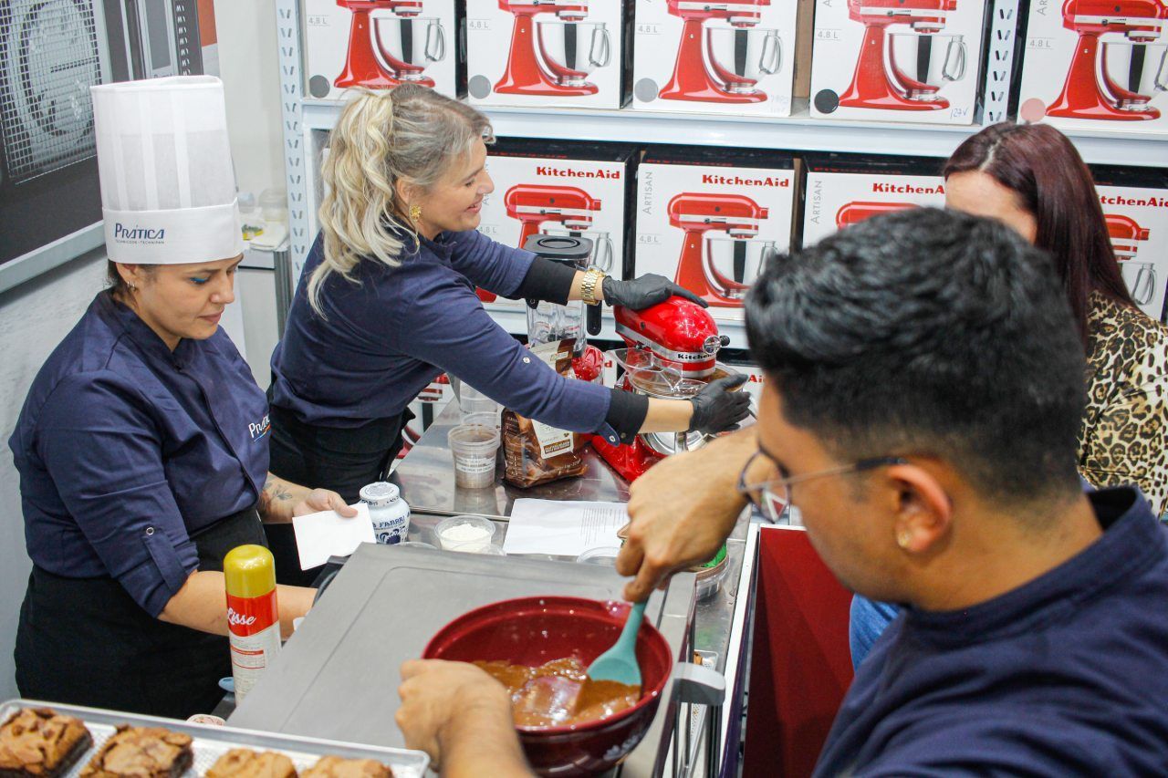 Um grupo de pessoas está preparando comida em uma cozinha.