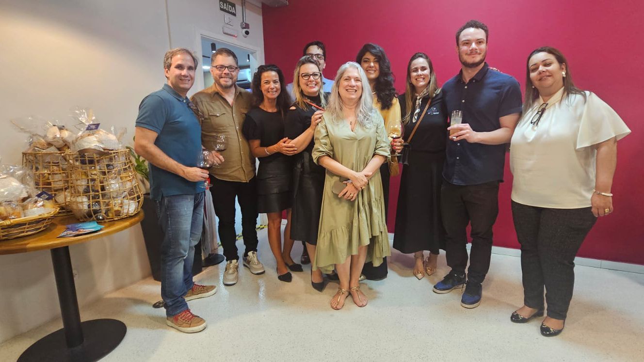 Um grupo de pessoas está posando para uma foto em uma sala.