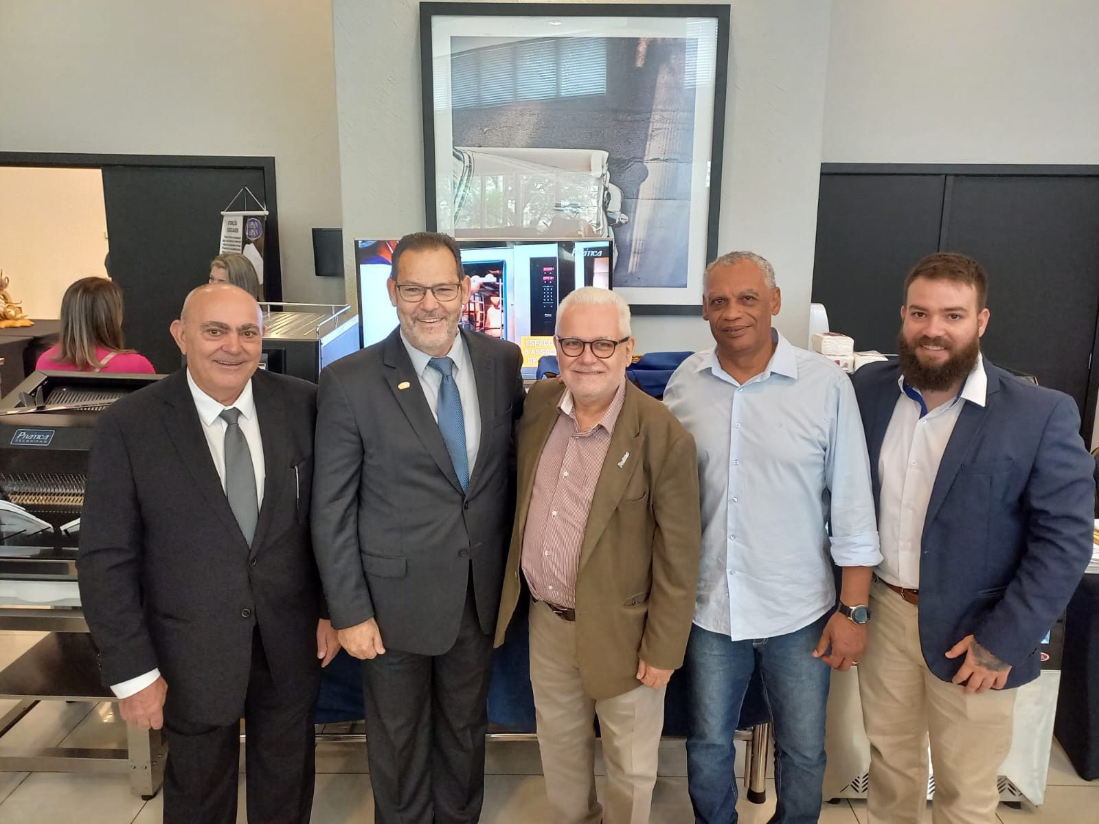 Um grupo de homens está posando para uma foto em um escritório.