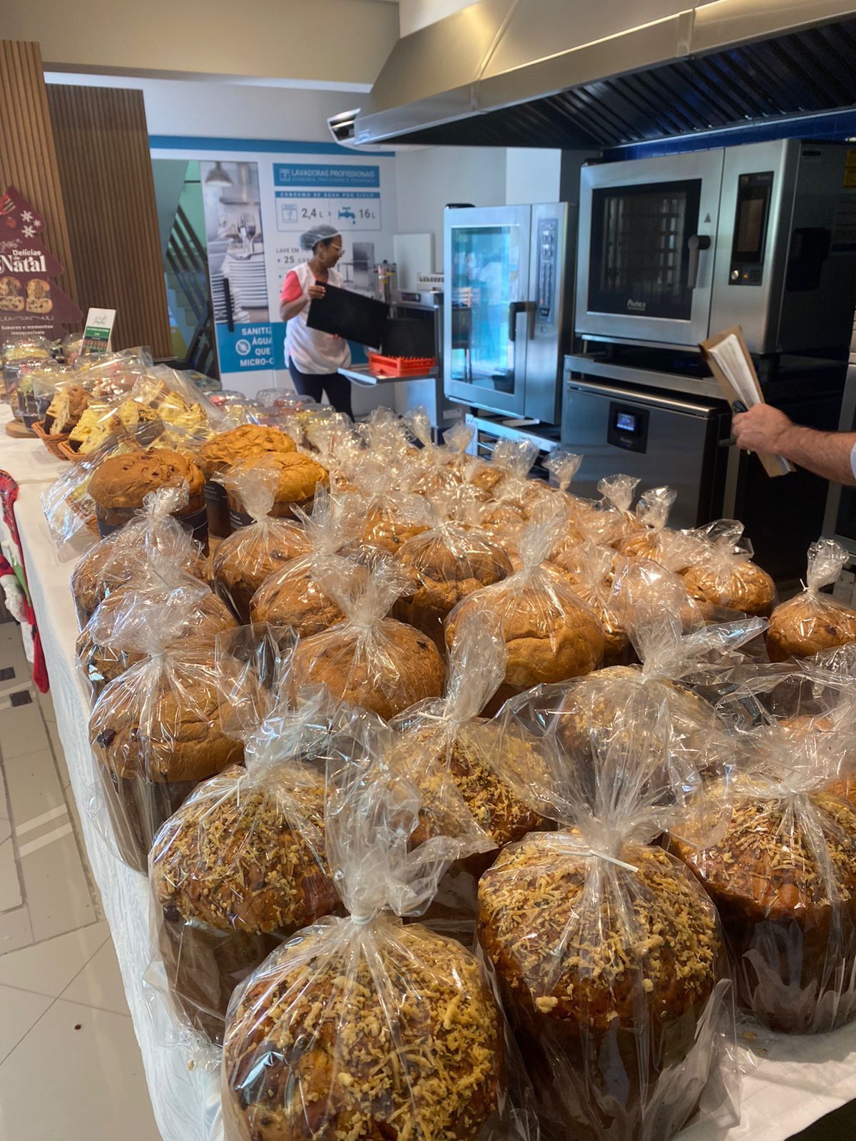 Um monte de muffins estão sobre uma mesa na cozinha.