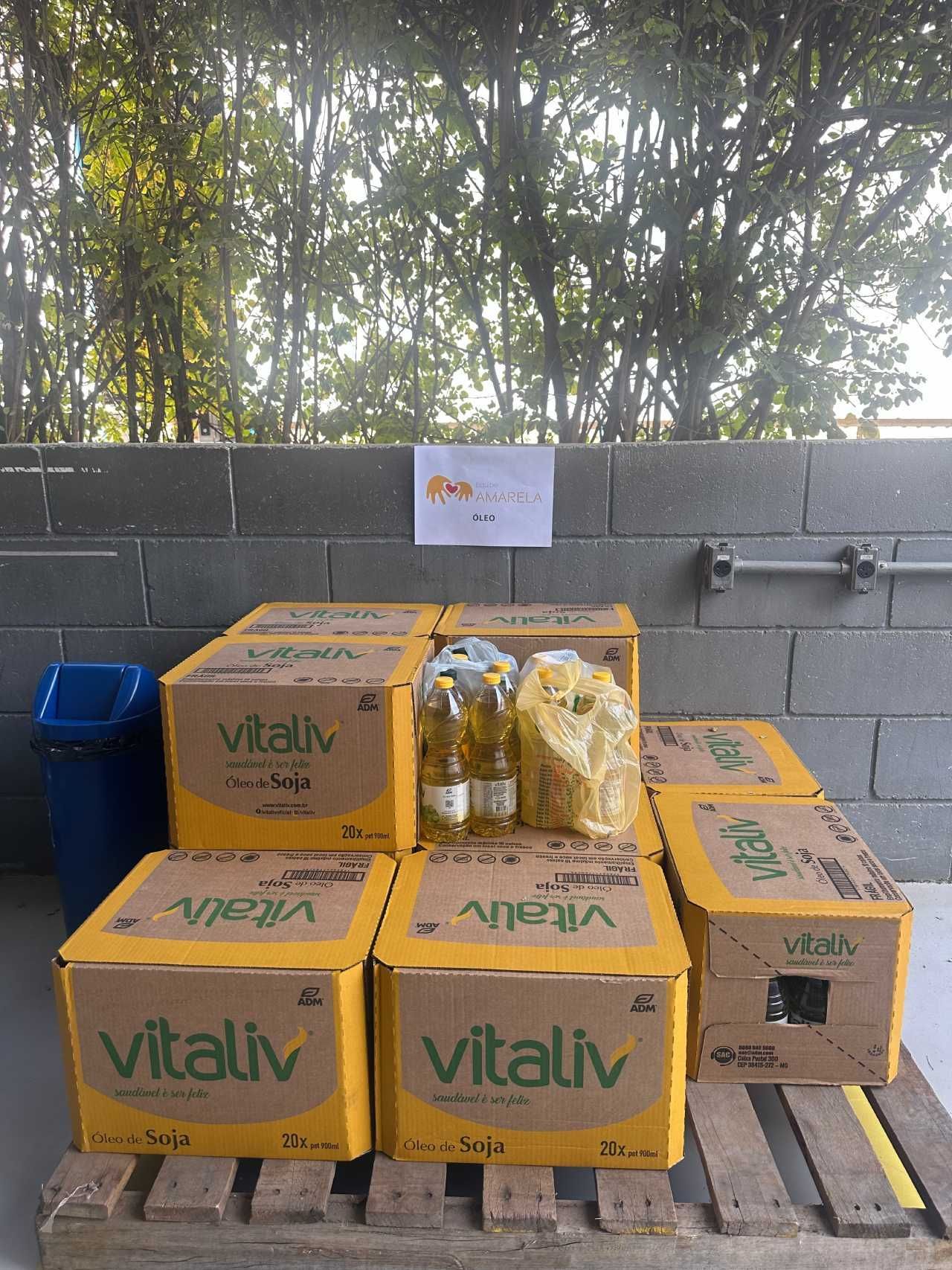 Um palete de caixas de vitaliv em cima de um palete de madeira.