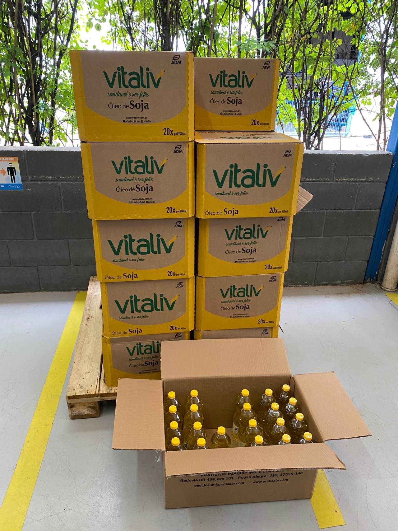 Caixas de vitaliv são empilhadas umas sobre as outras