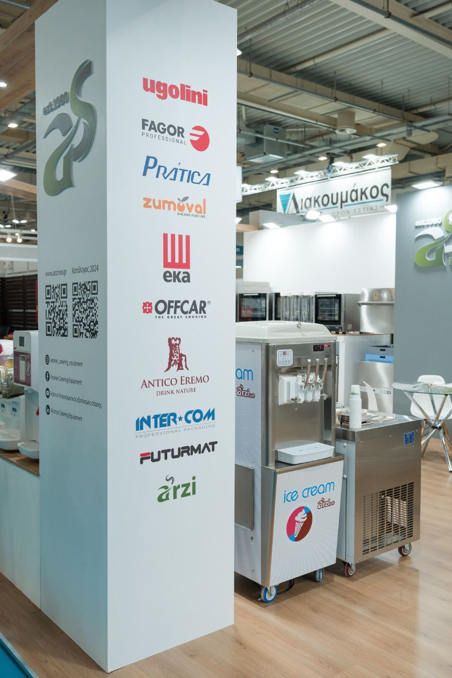 Um pilar branco com muitos logotipos nele