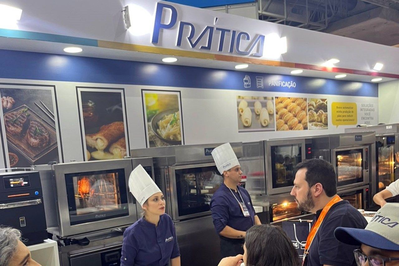 Um grupo de pessoas está em frente a uma placa que diz pratica.