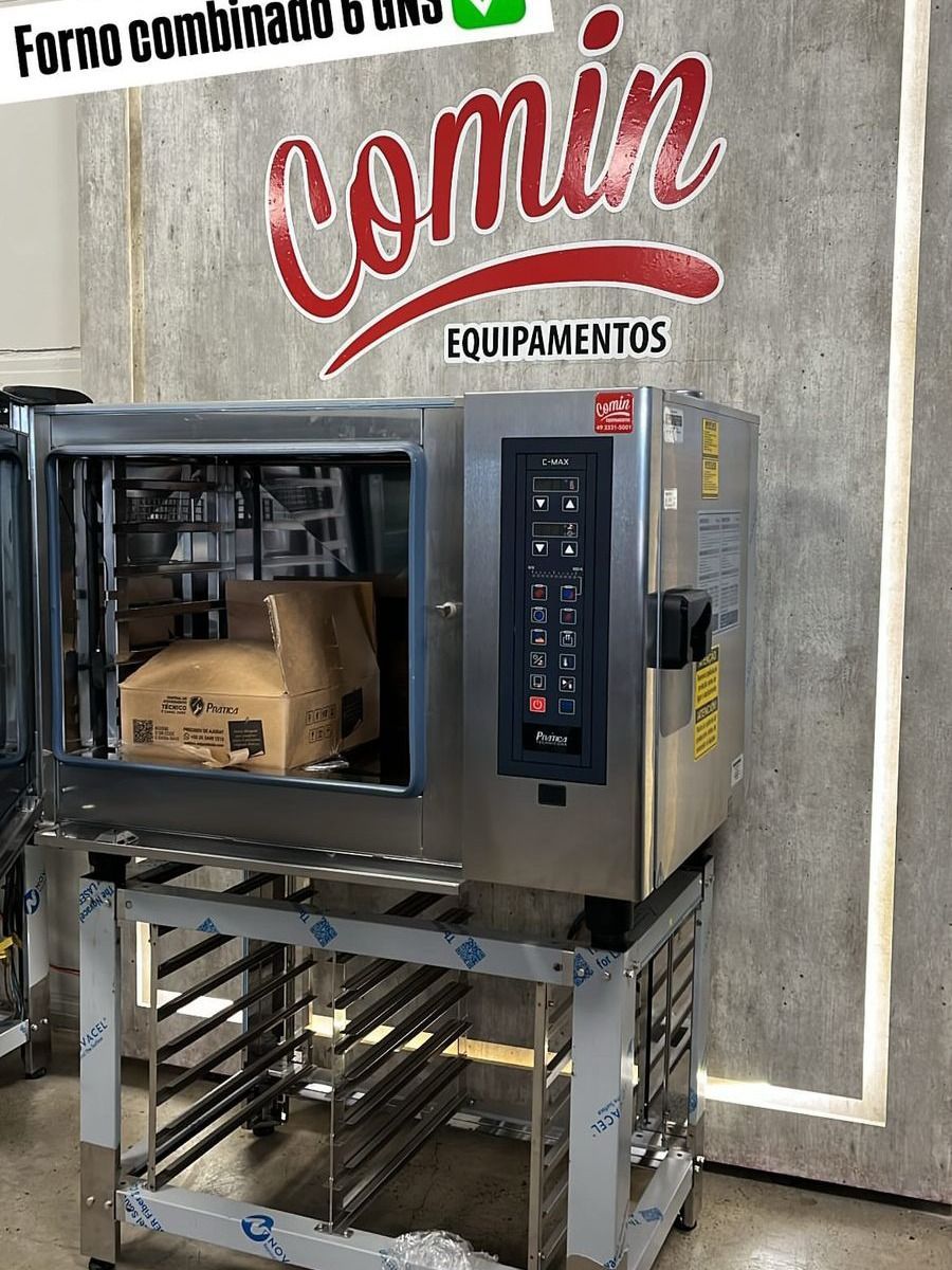 Um forno de aço inoxidável está em frente a uma placa que diz comin equipos.