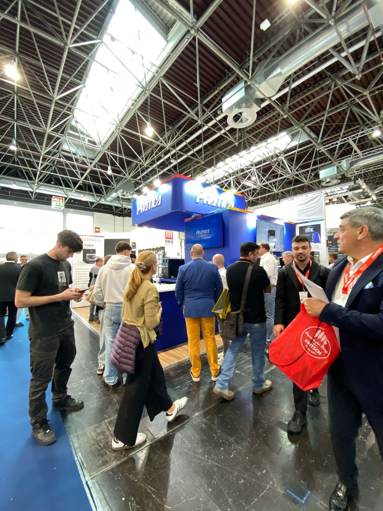 Um grupo de pessoas está em uma sala em uma convenção.