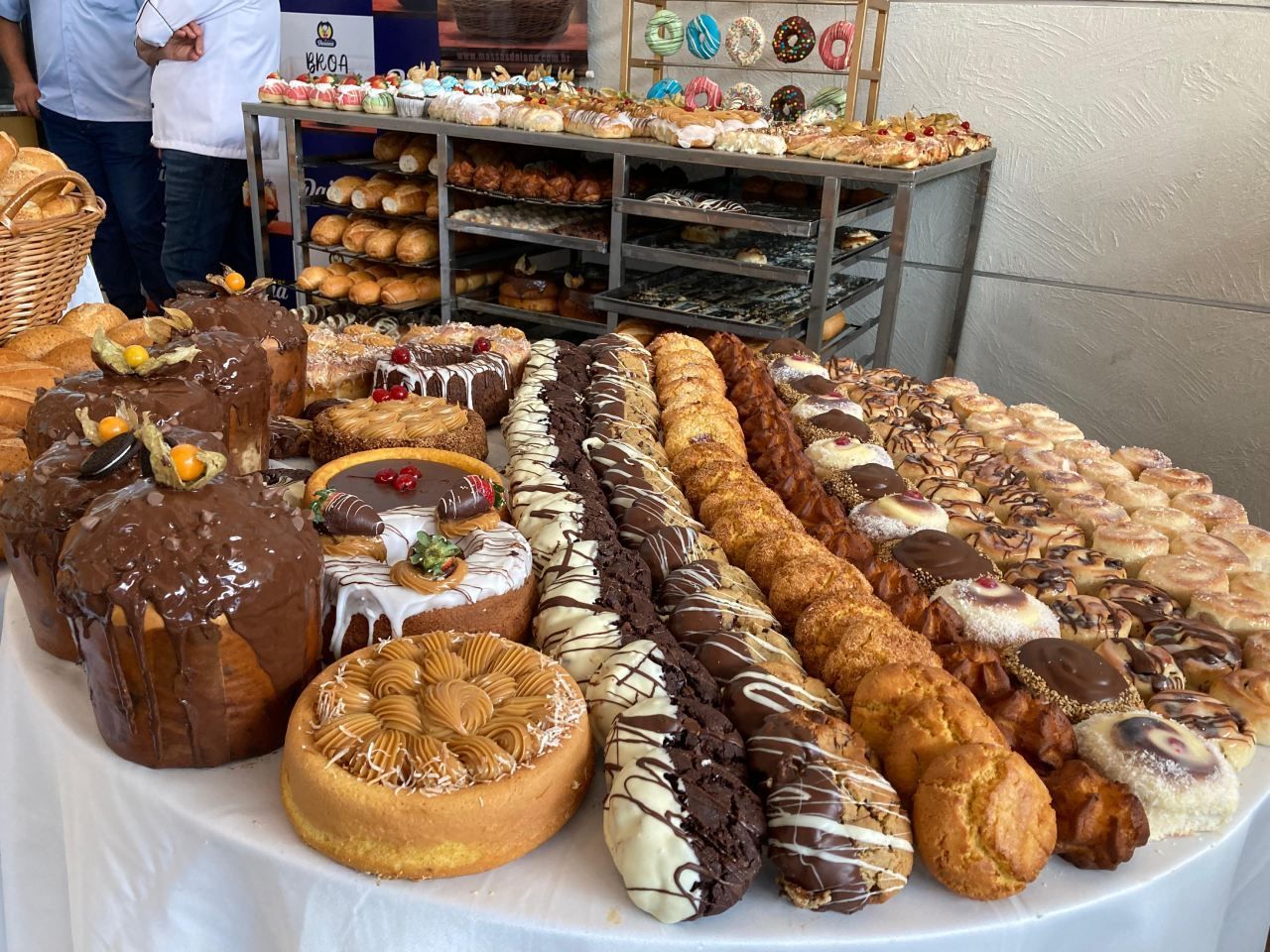 Uma mesa coberta com uma variedade de doces e bolos