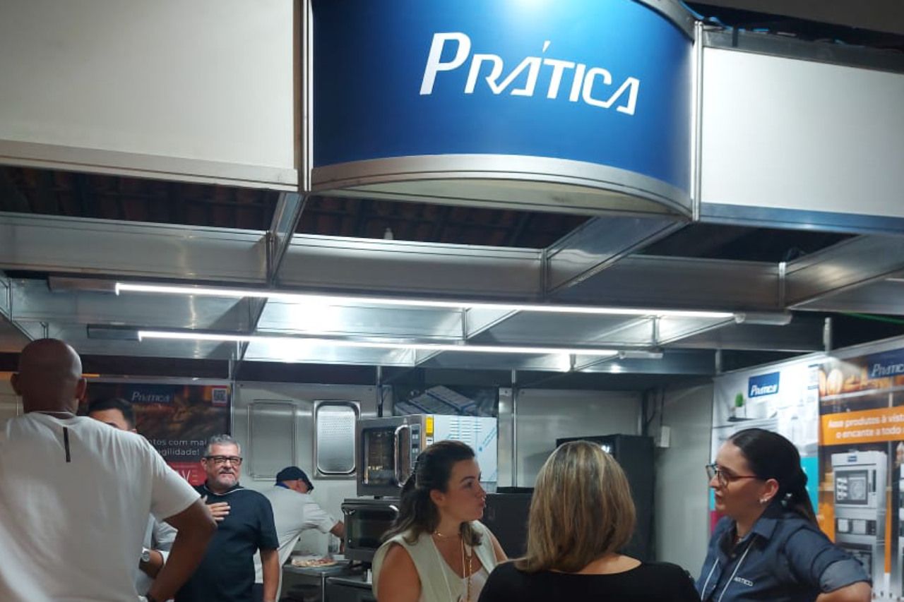 Um grupo de pessoas em pé sob uma placa que diz pratica