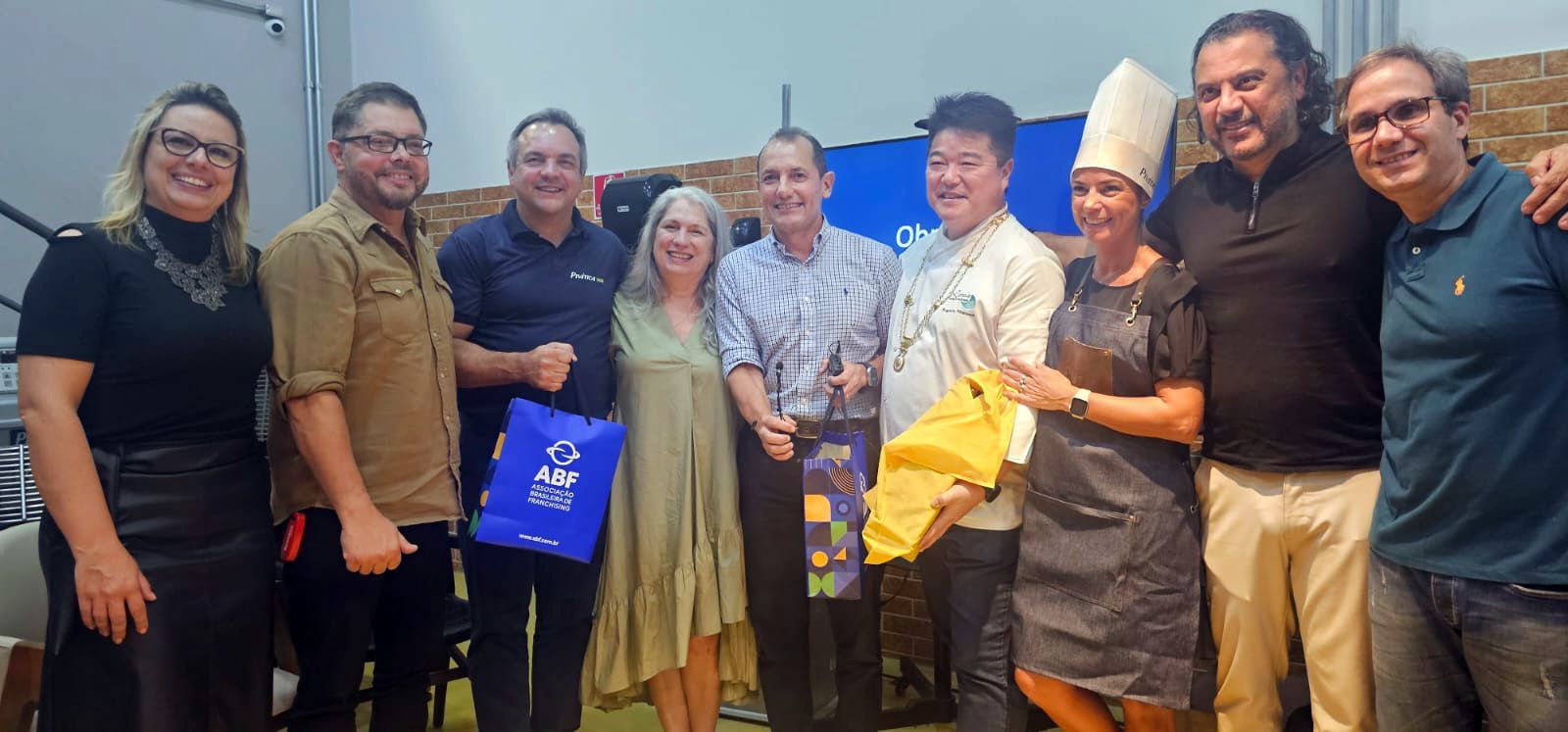 Um grupo de pessoas está posando para uma foto juntos.