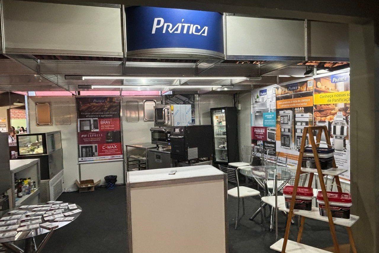 Uma loja com uma placa que diz