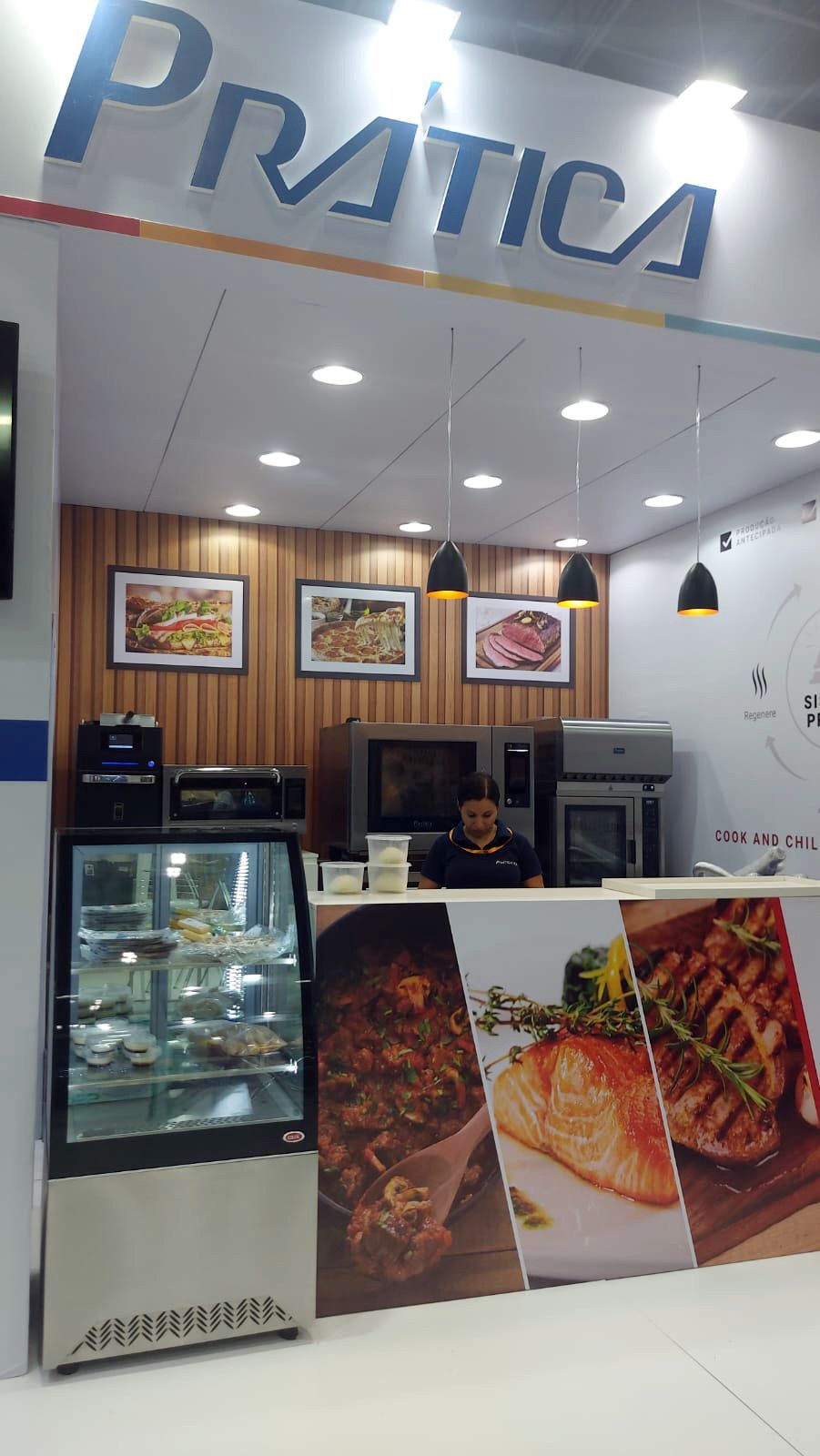 Um restaurante com uma placa que diz pratica