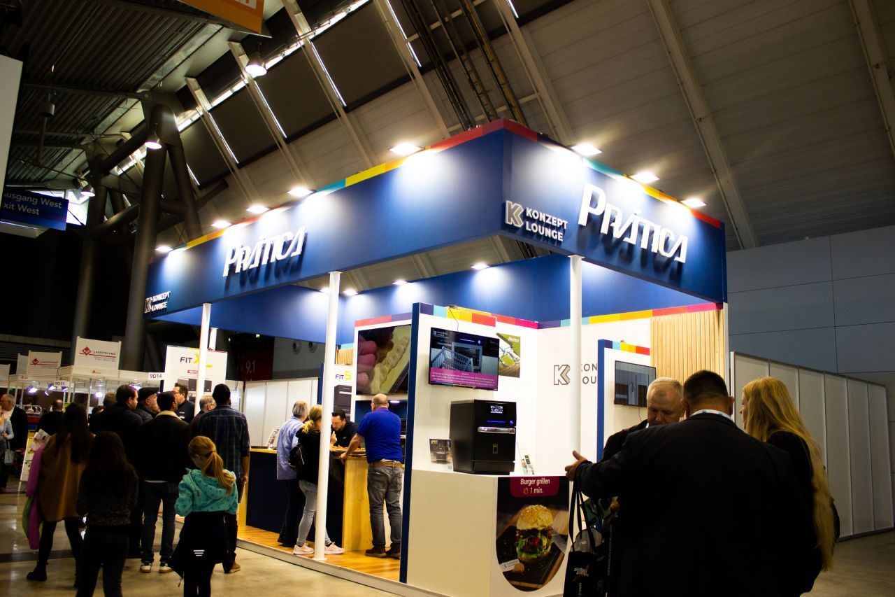 Um grupo de pessoas está em frente a uma placa que diz promo2