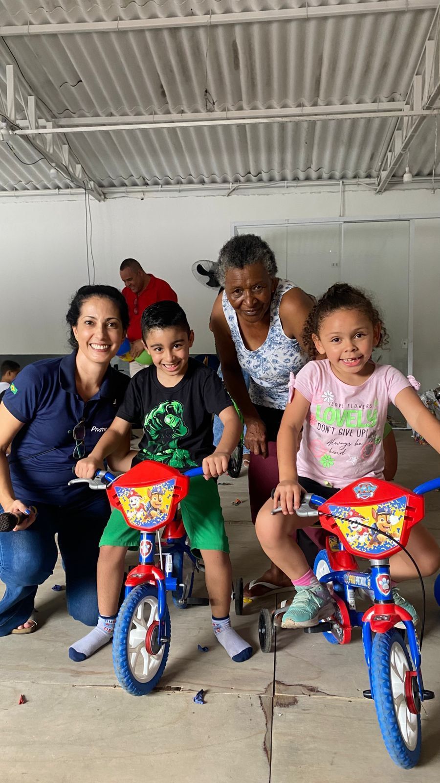 Um grupo de crianças está sentado em bicicletas em uma garagem.