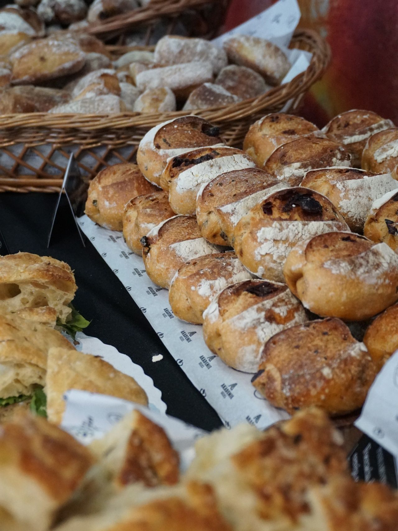 Pães recém-assados em exposição em uma padaria.
