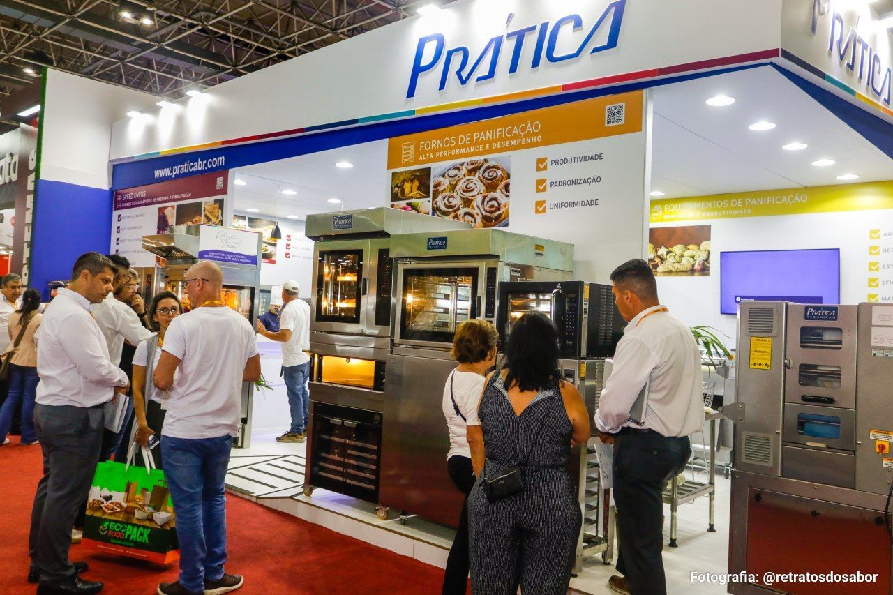 Um grupo de pessoas está em frente a um estande de prática.