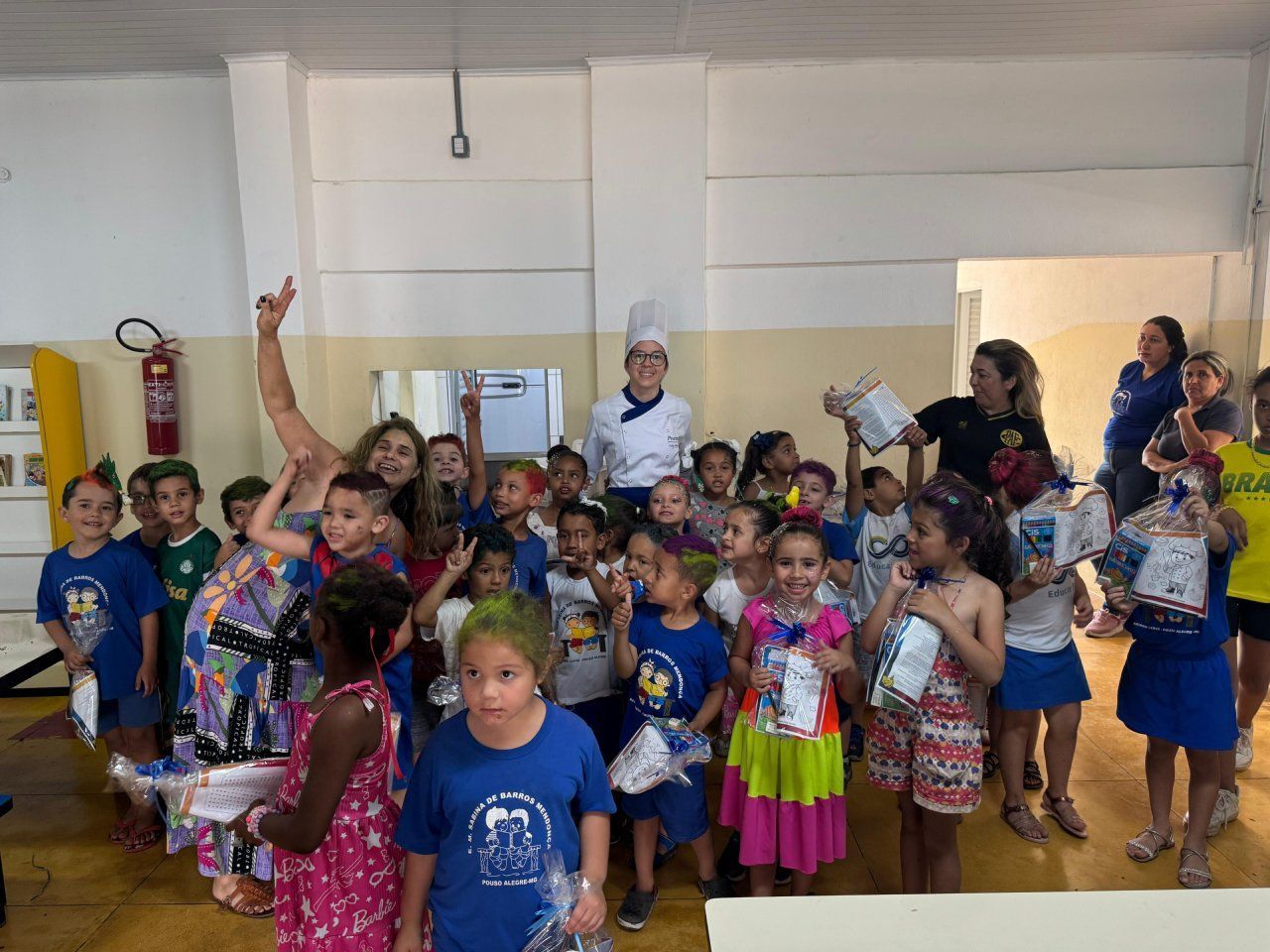 Um grupo de crianças está posando para uma foto em uma sala.