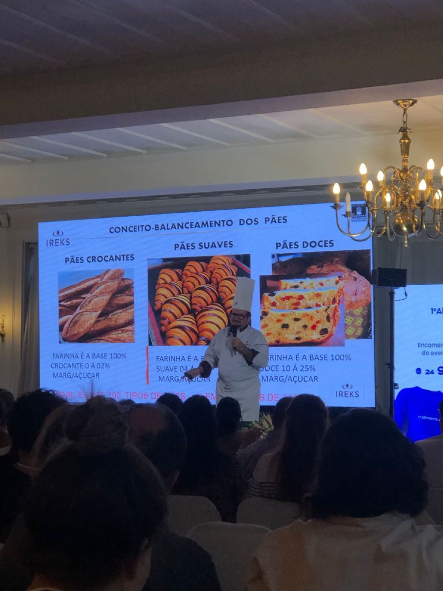 Um homem está fazendo uma apresentação para um grupo de pessoas