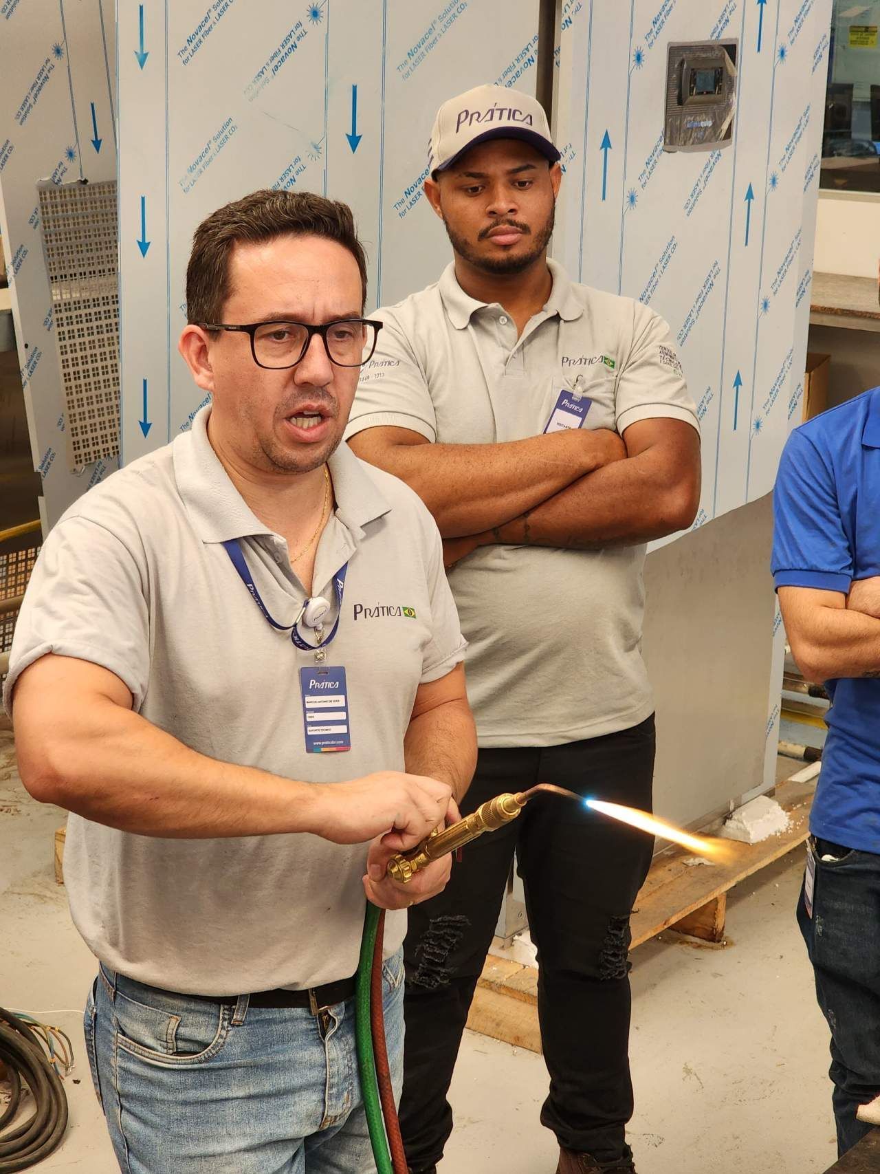 Um homem está segurando uma tocha e conversando com um grupo de homens.