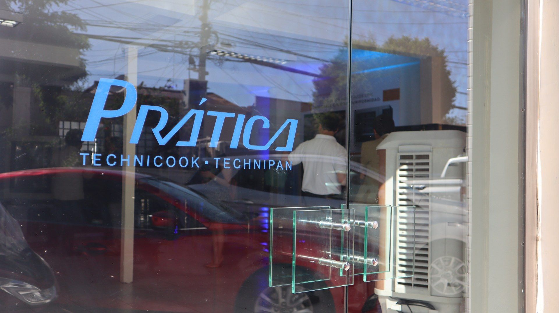 Uma porta de vidro com a palavra pratica nela