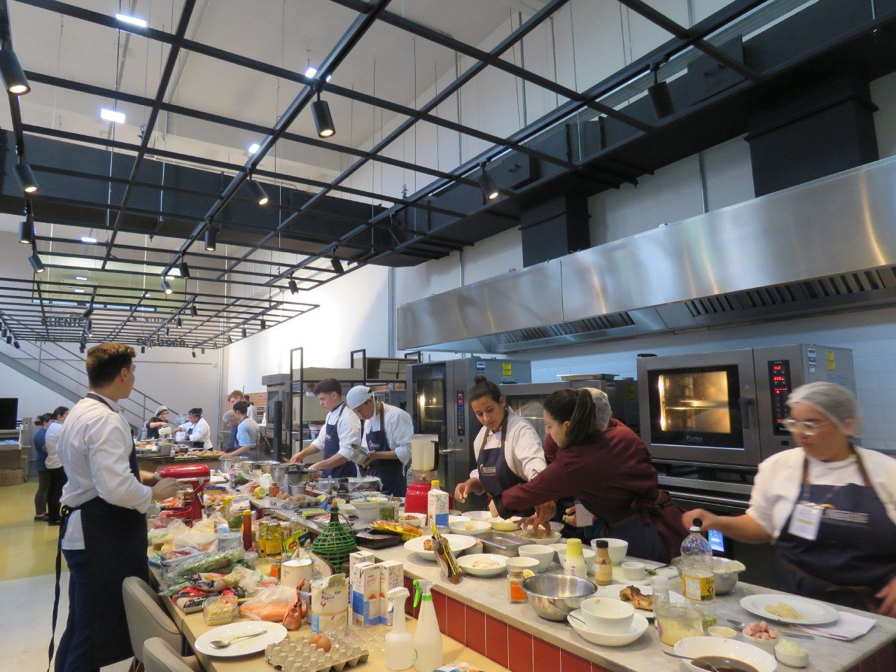 Um grupo de pessoas está preparando comida em uma cozinha.