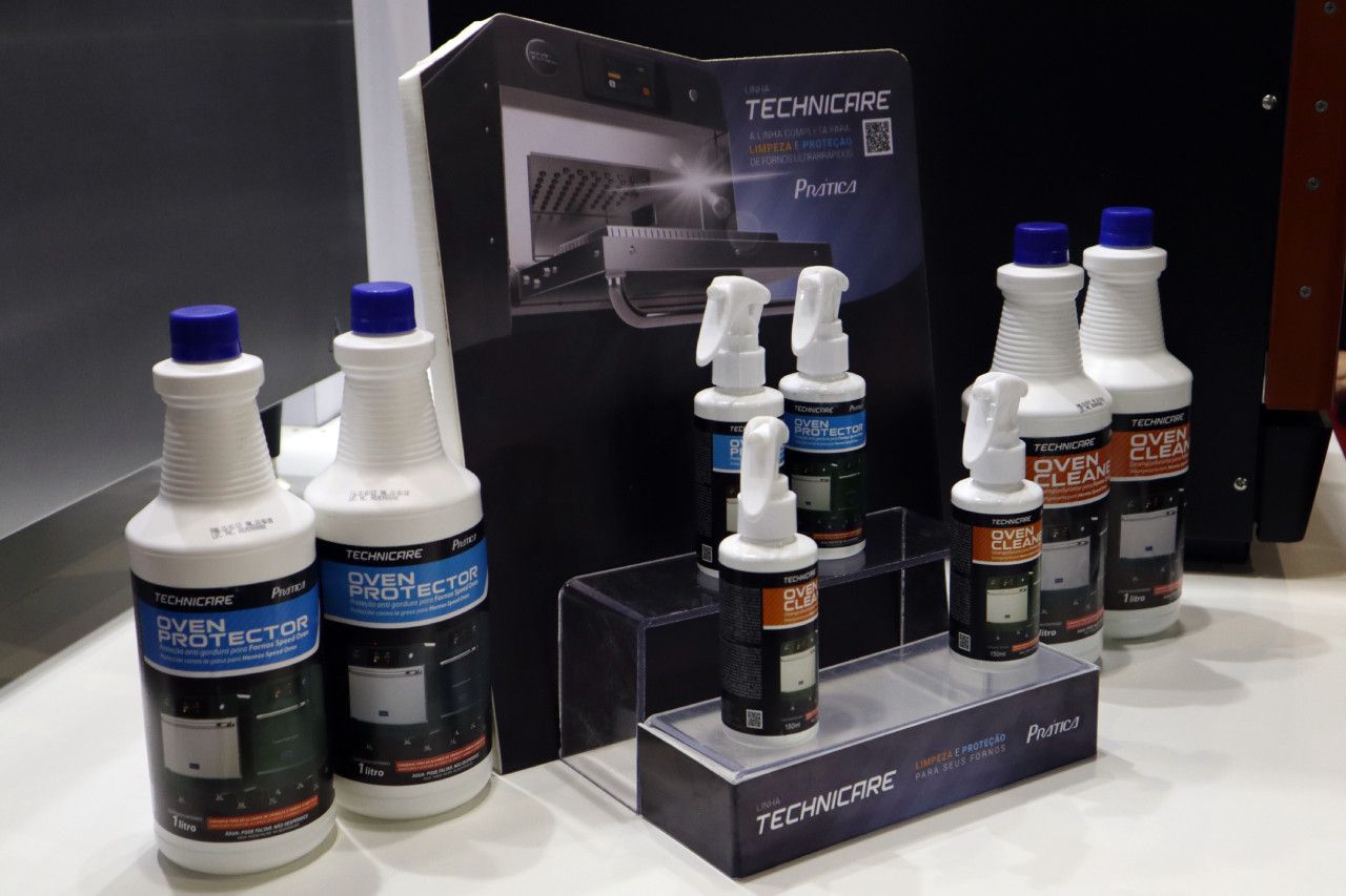 Várias garrafas de produtos de limpeza estão sobre uma mesa.