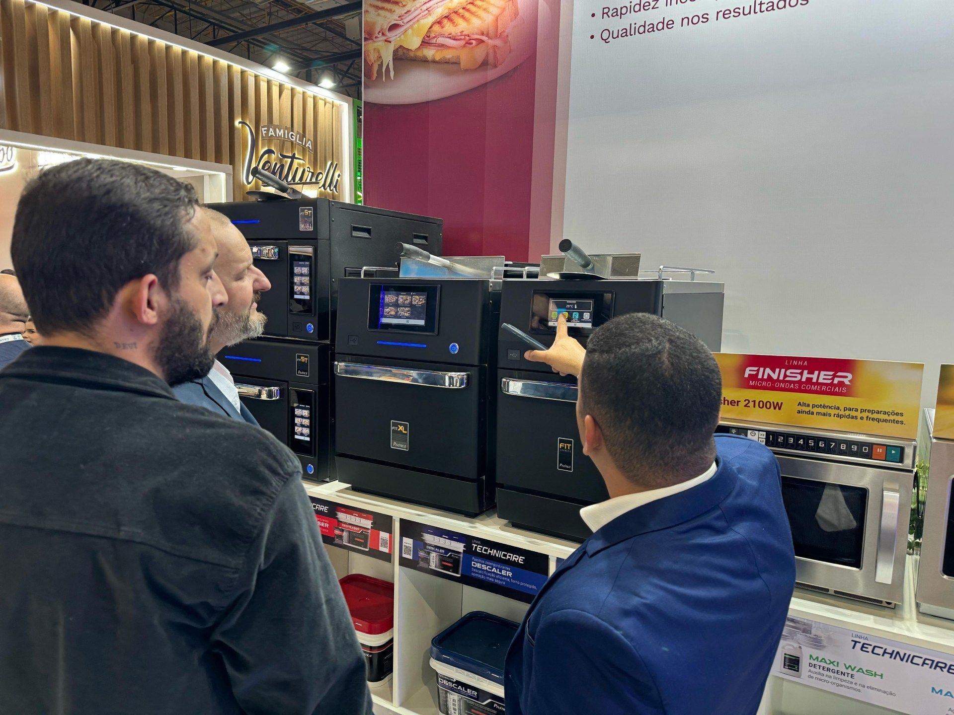 Um grupo de homens está olhando para uma máquina em uma loja.