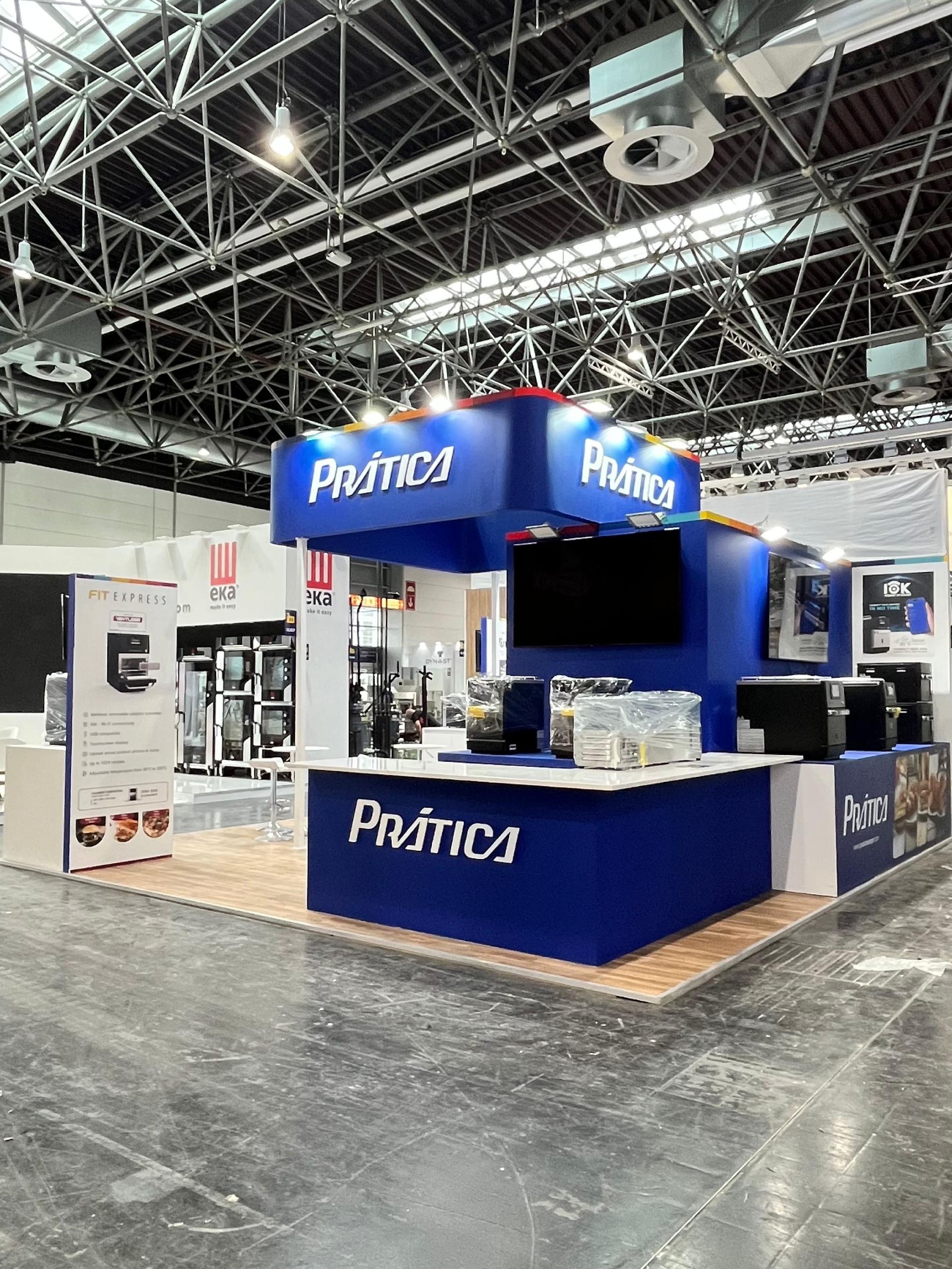 Uma cabine azul e branca com a palavra prática escrita nela.