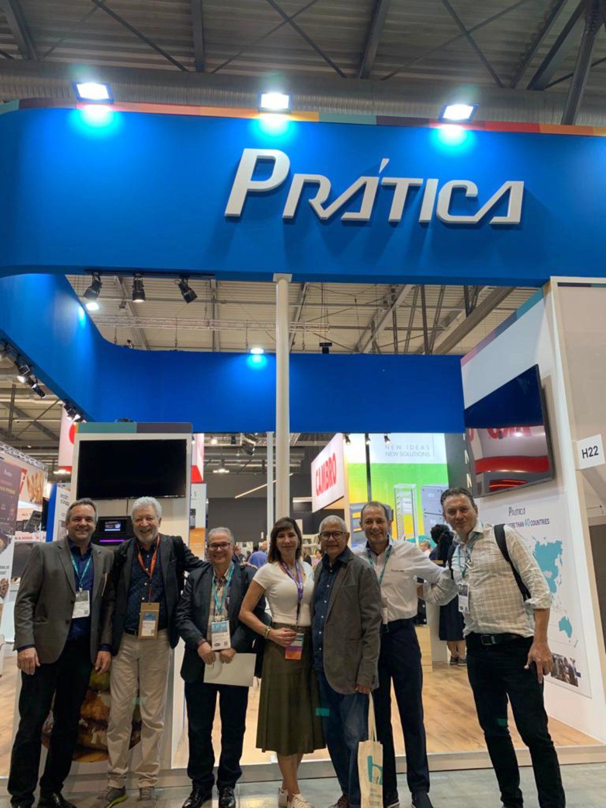 Um grupo de pessoas em pé na frente de uma placa de prática