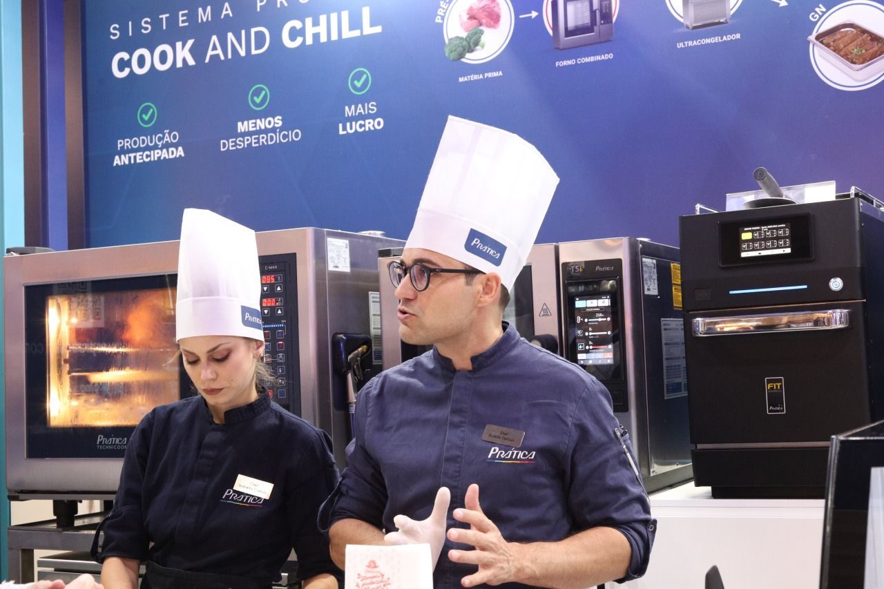 Um homem e uma mulher estão parados em frente a uma placa que diz