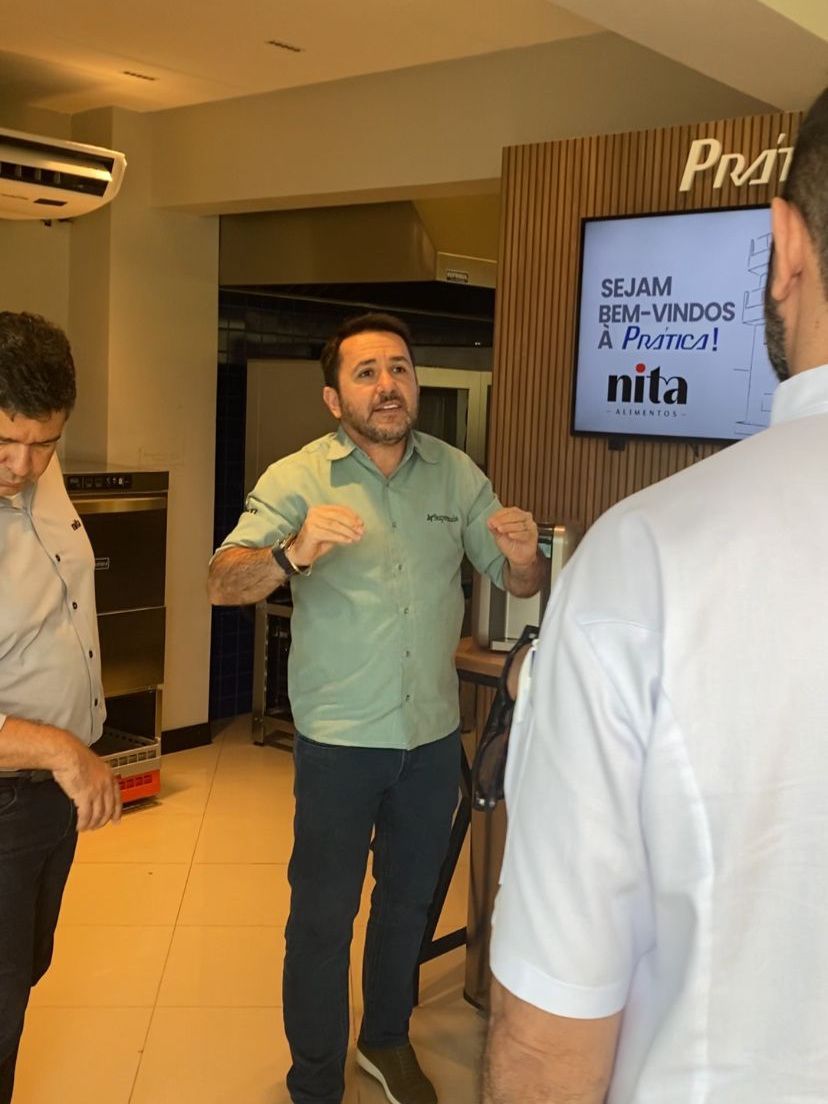 Um homem está em frente a uma tela que diz nila