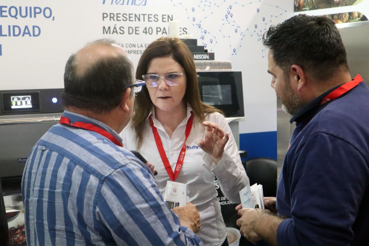 Um grupo de pessoas está conversando em frente a uma placa que diz equipo