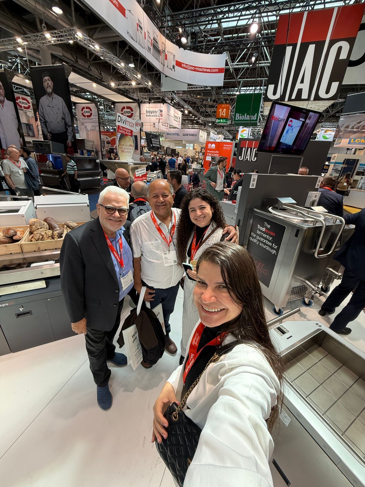 Um grupo de pessoas está posando para uma selfie em uma convenção.