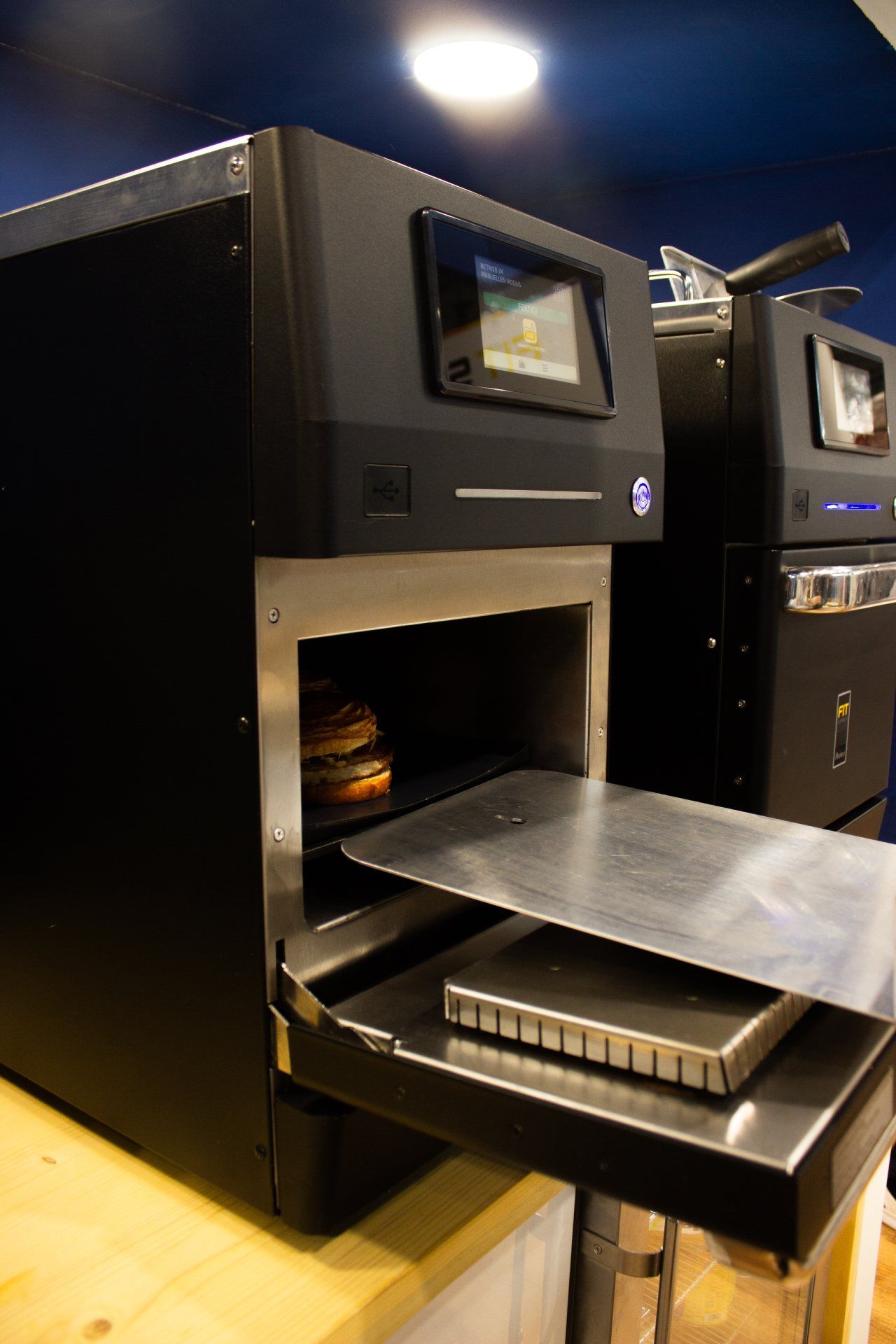 Um hambúrguer está sendo preparado em uma máquina.